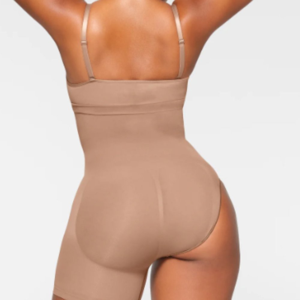 (2216) SKIMS NWOT SEAMLESS SCULPT SOLUTION SHORT RIGHT LEG EXPOSED