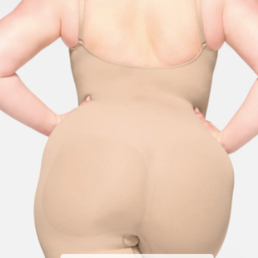 2206 SKIMS NWT SEAMLESS SCULPT MID THIGH BODYSUIT in MICA