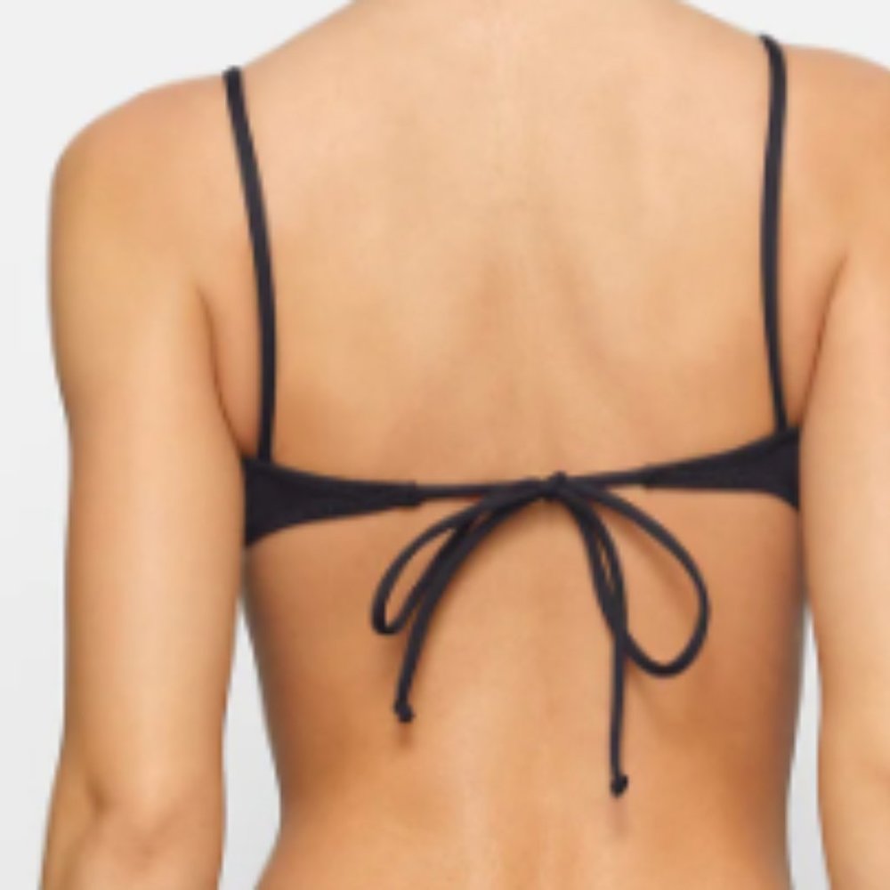 (2357) SKIMS RECYCLED SWIM MICRO SCOOP BIKINI TOP - ONYX - M (SIZE SOLD OUT)