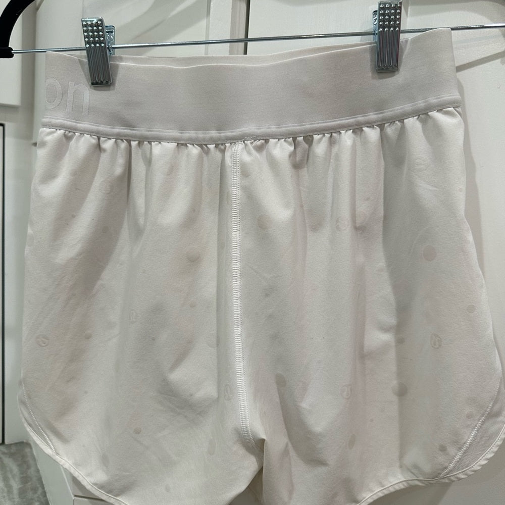 (2179) RARE LULULEMON HOTTY HOT 4" FOIL LOGO Sz 4 **LOVED**