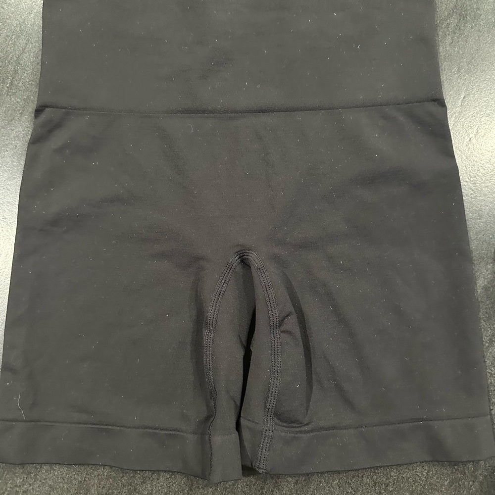 (2425) SKIMS NWOT MID THIGH SHORT in BLACK Sz S