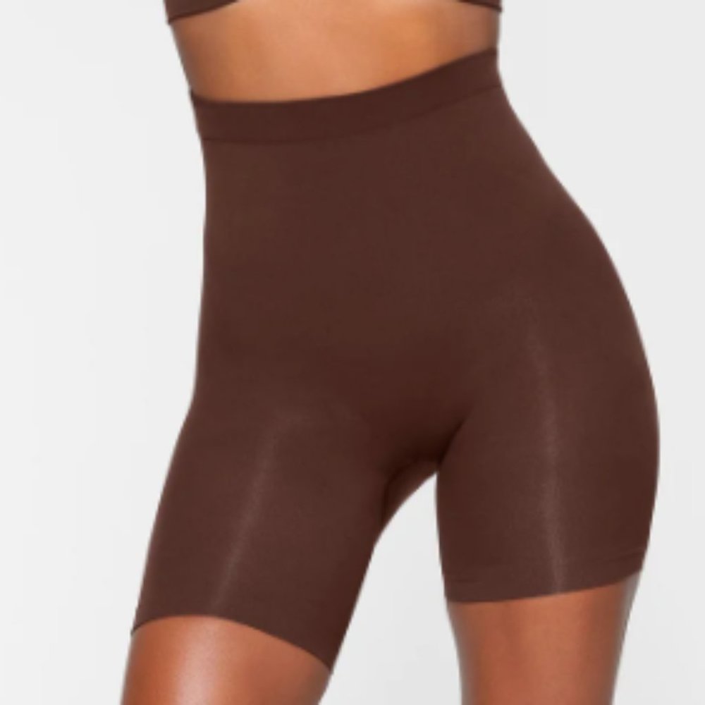(2445) NWOT SKIMS SEAMLESS SCULPT MID THIGH in COCOA Sz S/M