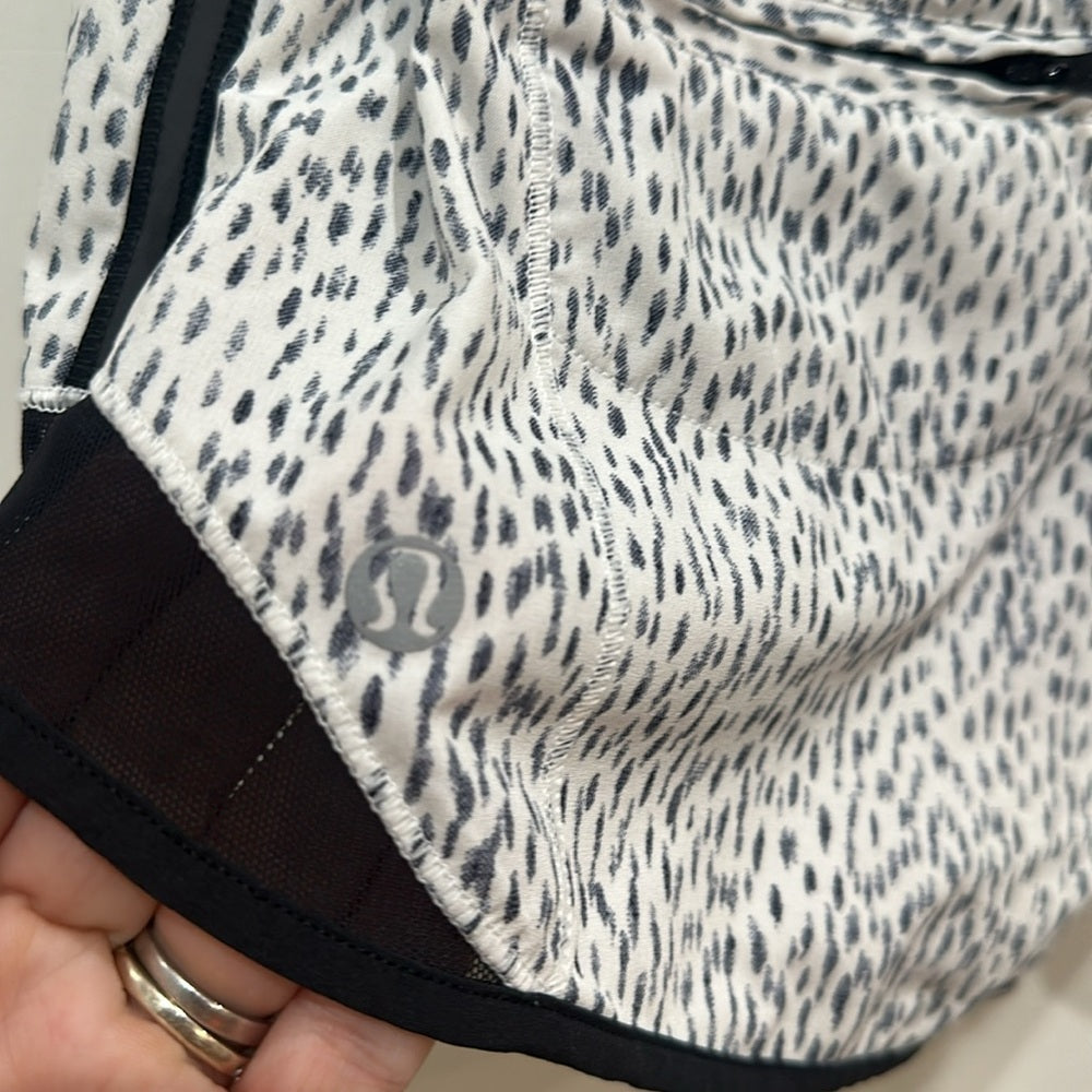 (6294) LULULEMON Hotty Hot Short (2 1/2" ) in Sz 6 in Ditsy Daisy White Black