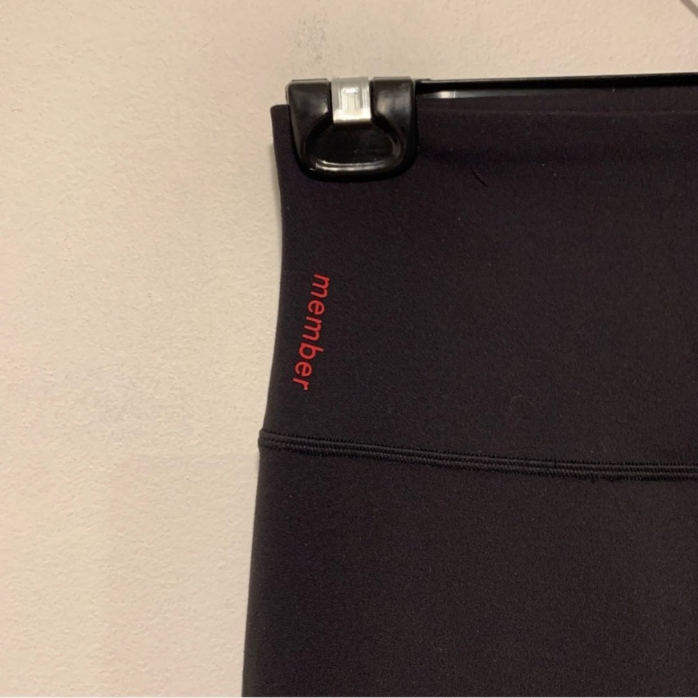 LULULEMON Member** Exclusive** Align tights w/ RED symbol size 6
