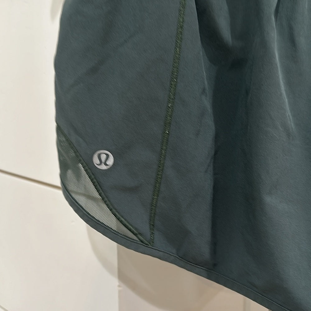 (6370) Lululemon Hotty Hot Short II *2.5" in DARK FORREST in Sz 6