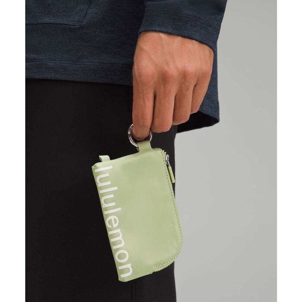 0107 Lululemon Clippable Card Pouch Edamame Green / White Opal