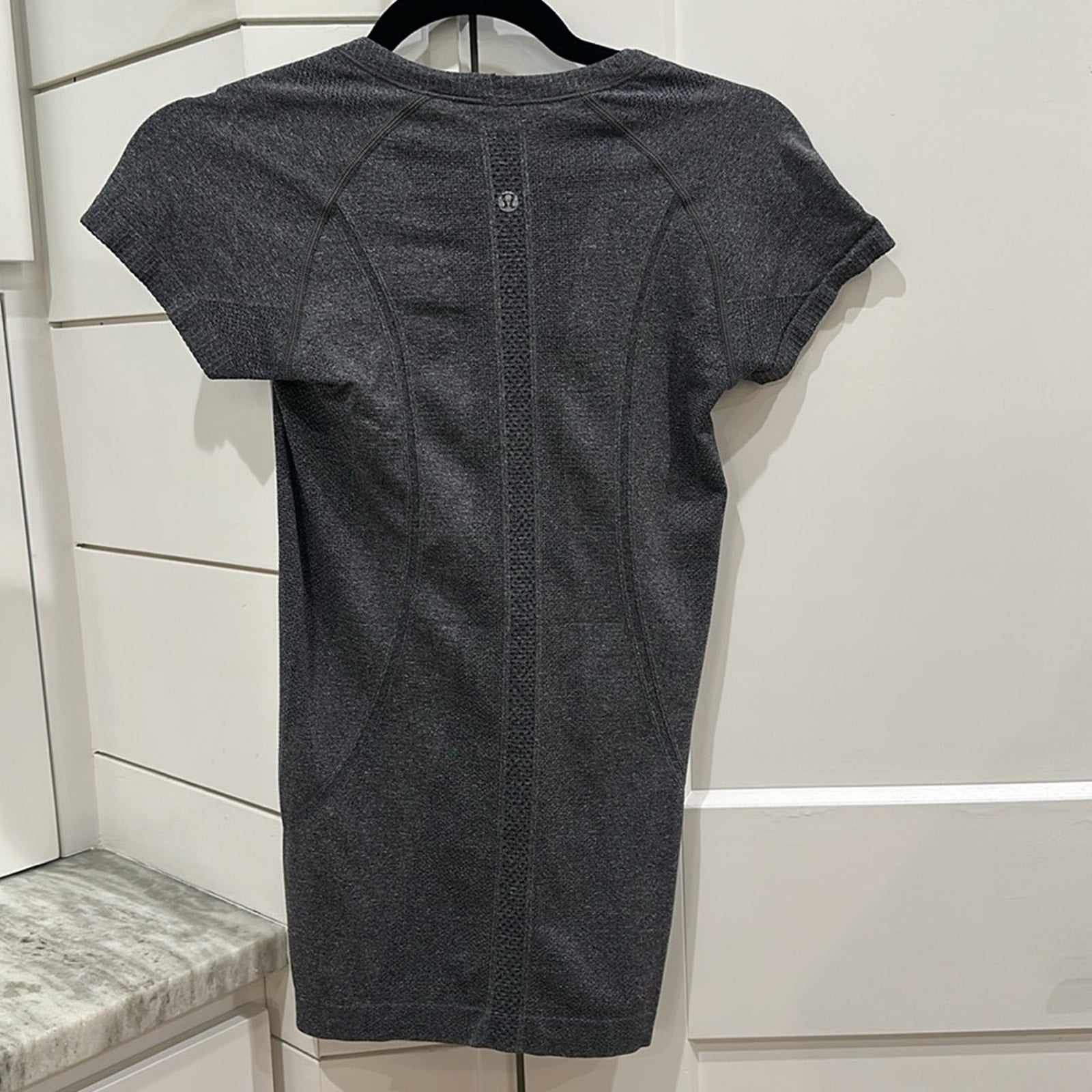 6068 - LULULEMON RUN: Swiftly Tech Short Sleeve Crew Sz 4 **LOVED