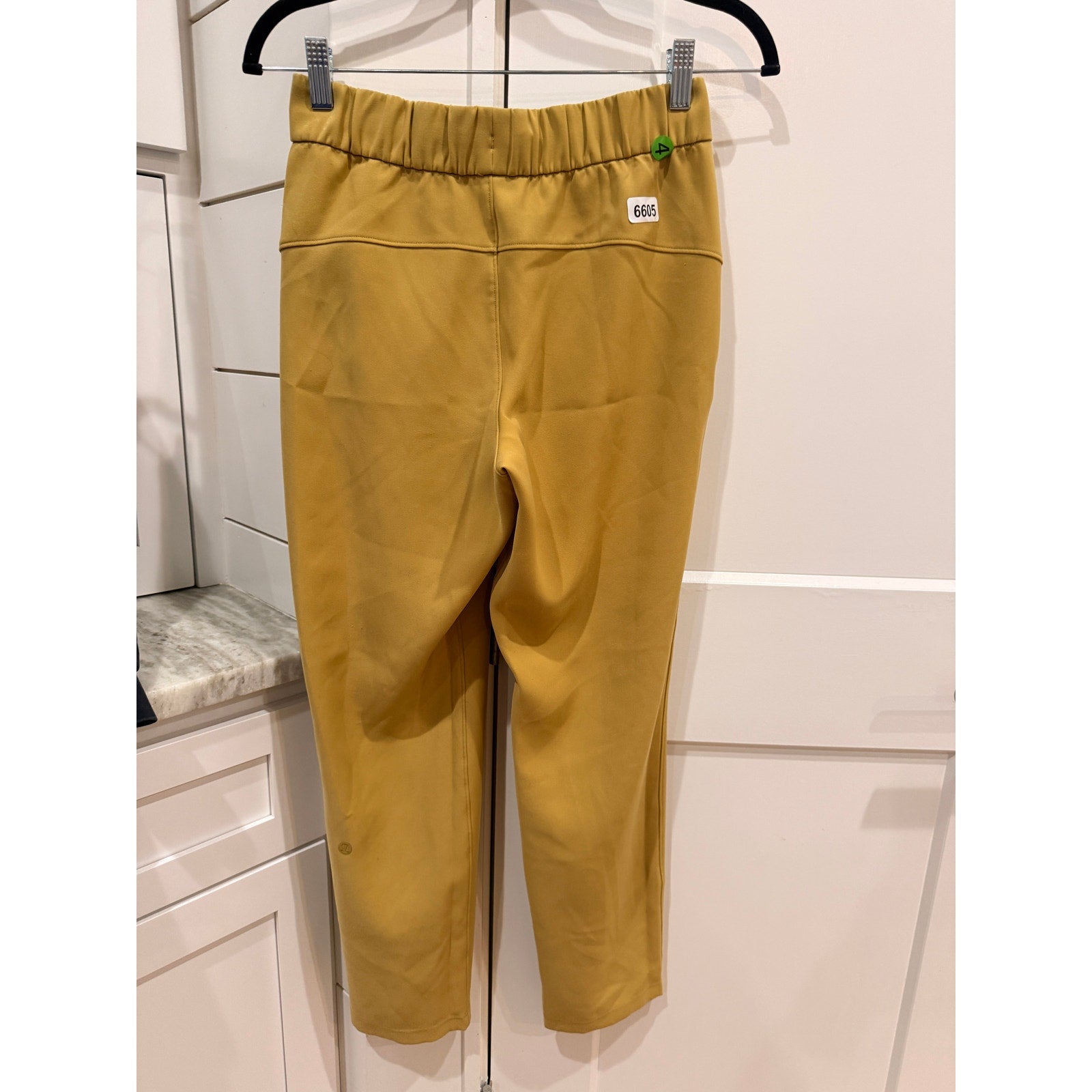6605 LULULEMON On the Fly 7/8 Pant *Woven Vintage Gold sz 4 *LOVED