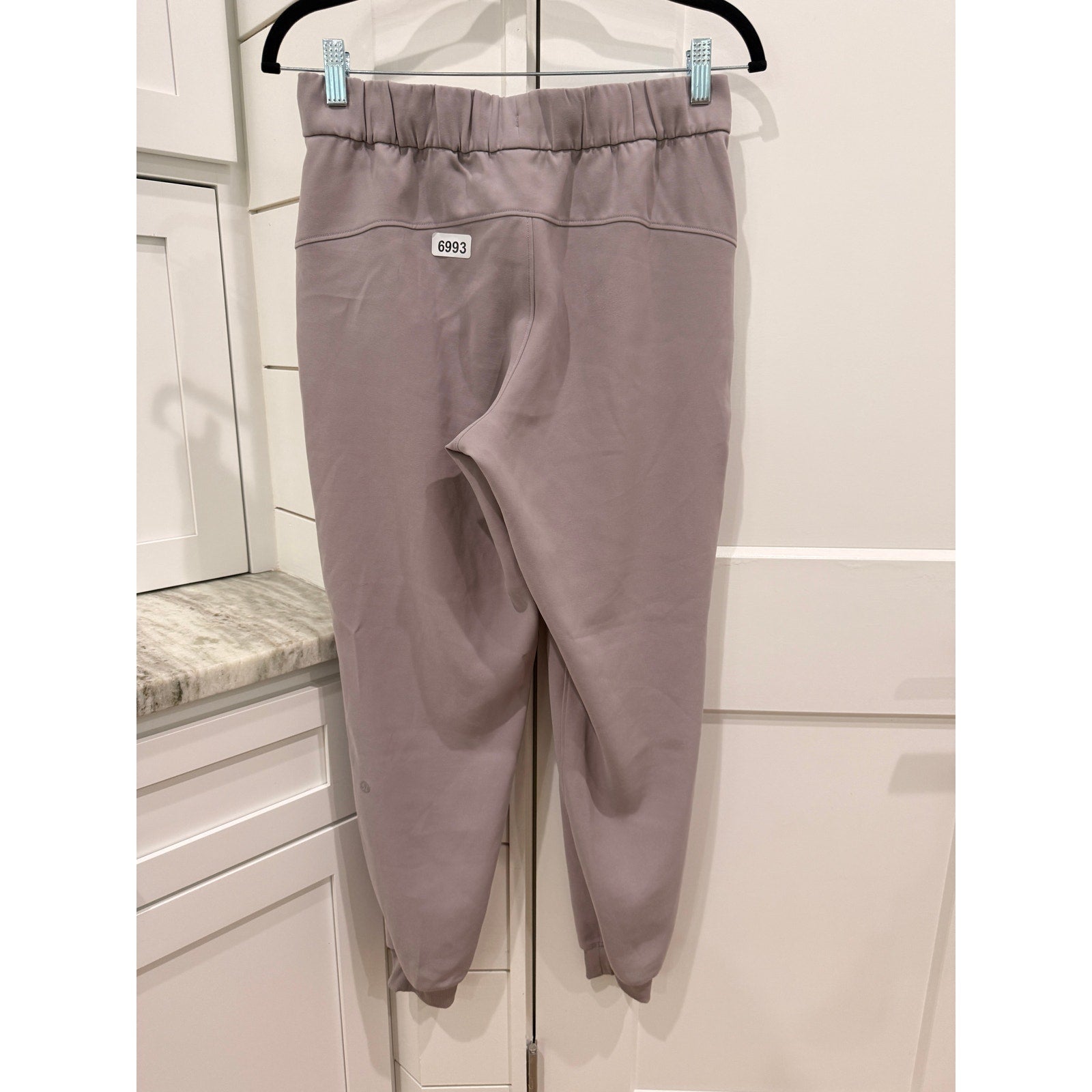 453 - LULULEMON On The Fly Jogger in Silverscreen Sz 6