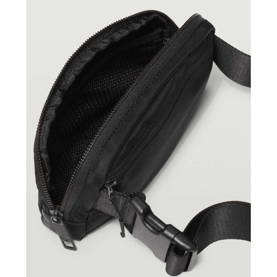93 NWT LULULEMON Everywhere Belt Bag 1L *WHITE