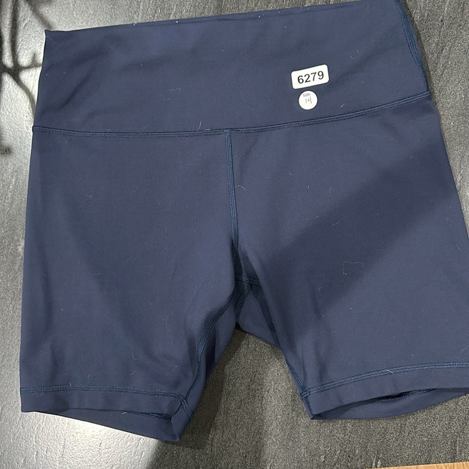 (6279) LULULEMON  Wunder Train High Rise Short 8" in Sz 14 *TRUE NAVY