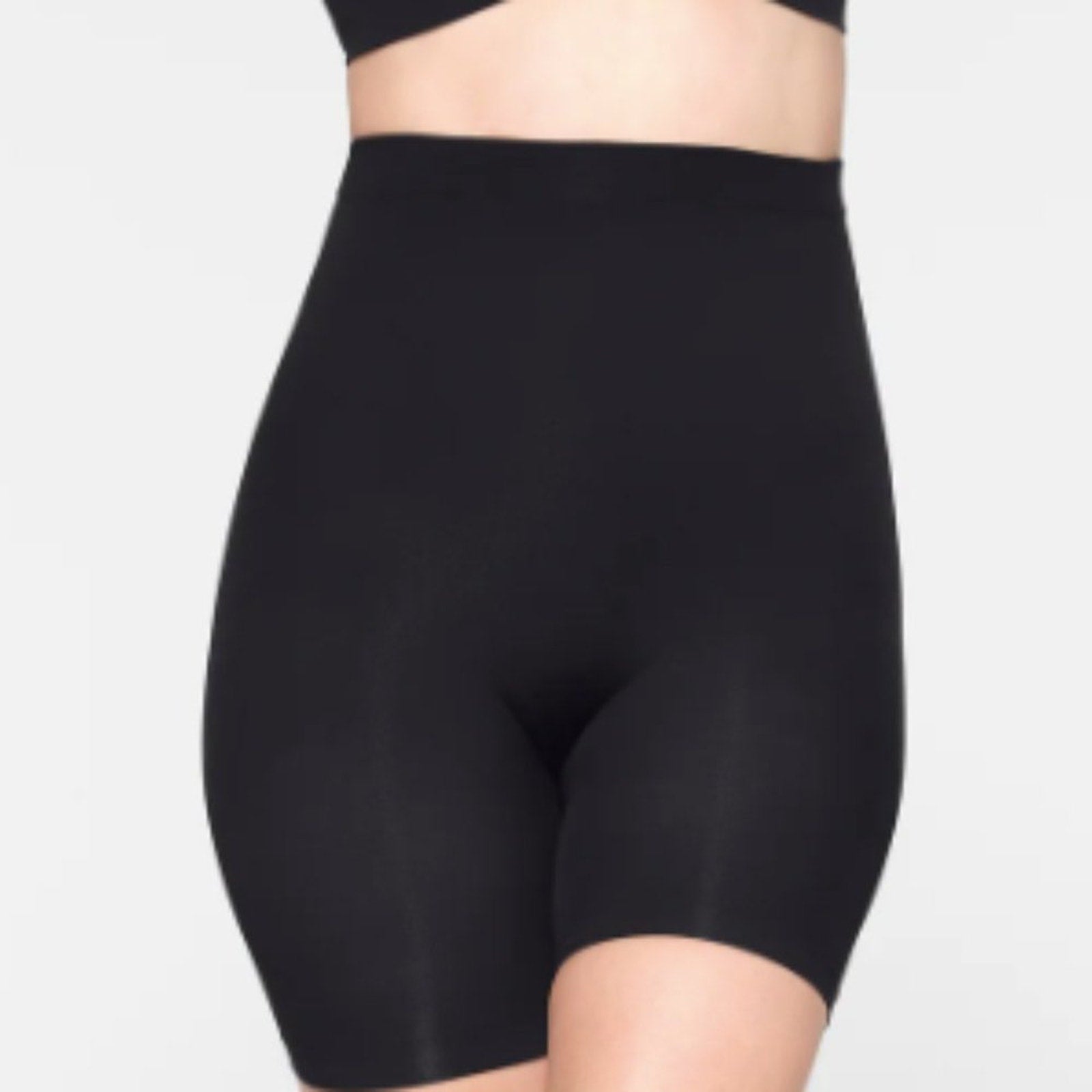 (2425) SKIMS NWOT MID THIGH SHORT in BLACK Sz S