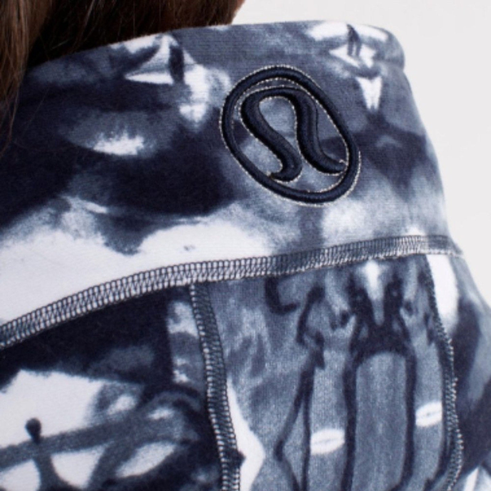 (2354) LULULEMON Scuba Hoodie *Print in Sz 4
