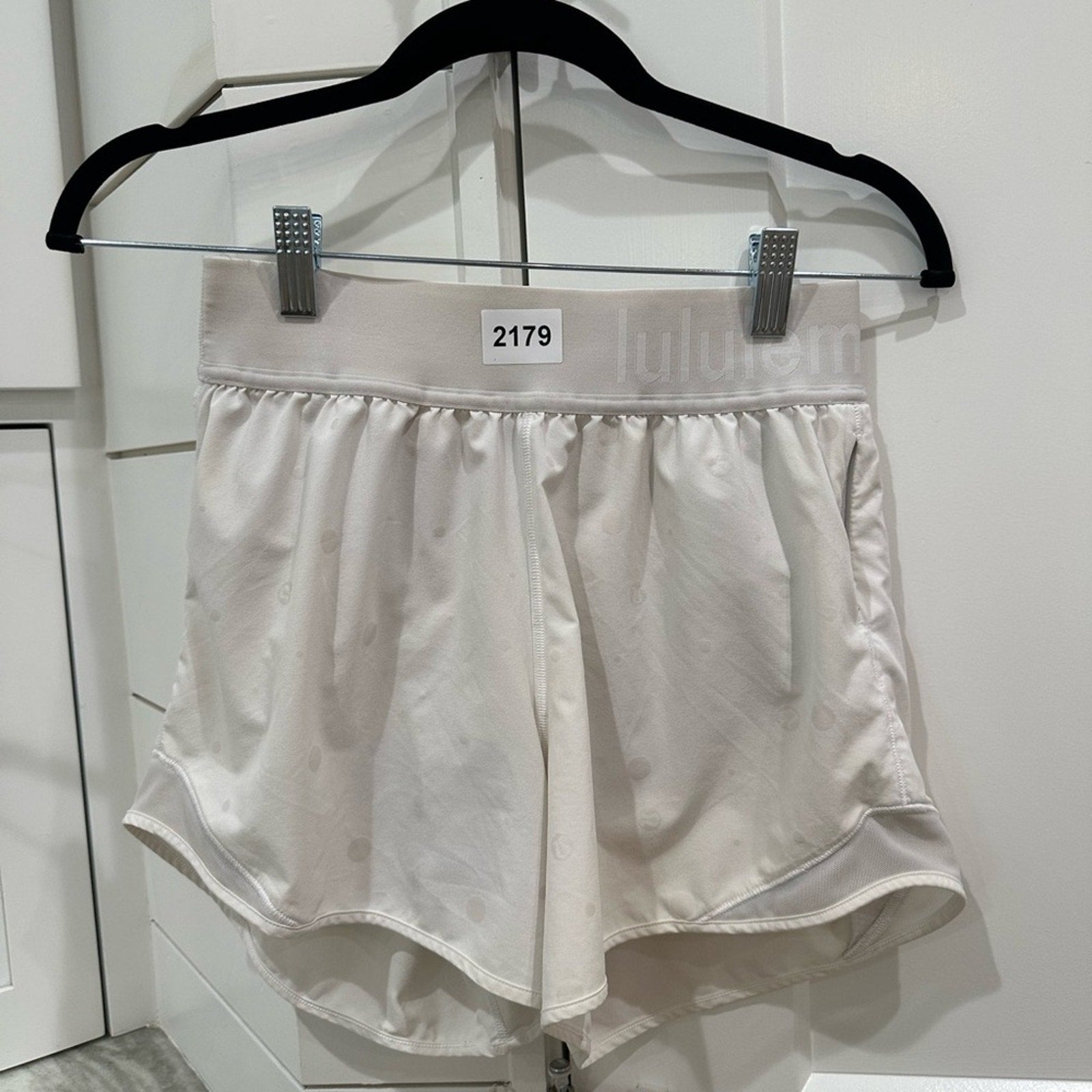 2179 LULULEMON Hotty Hot 4" Foil Logo Sz 4 **LOVED**RARE