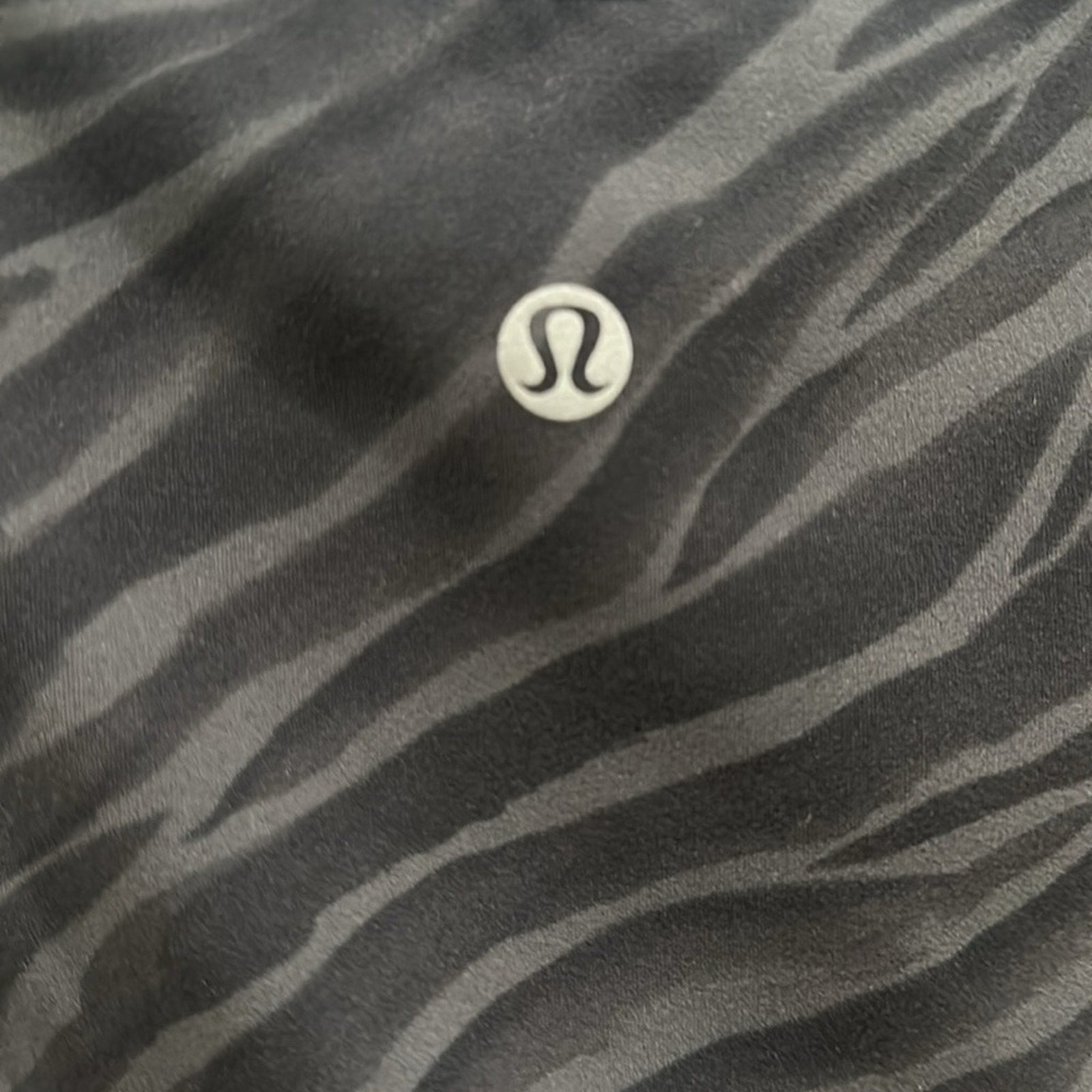 (6114) LULULEMON Nulu Cropped Slim Yoga Short Sleeve Sz 10 *LOVED