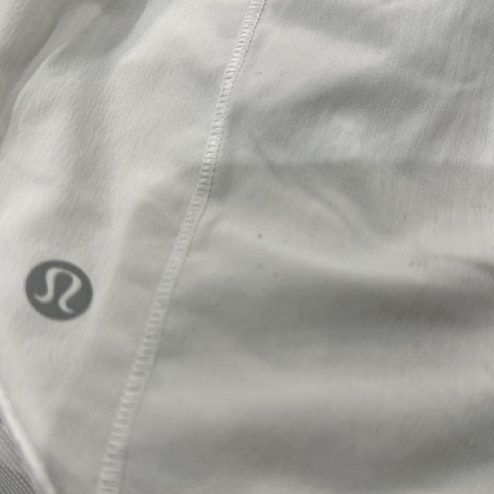 (6252) LULULEMON Hotty Hot Short II (Long 4") White/Barely Beige in Sz 6 *Loved