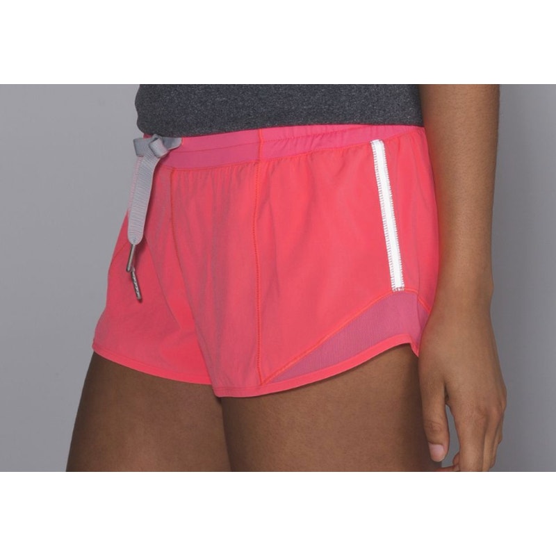 371 - Lululemon Hotty Hot Low-Rise Short 2.5" in Flash Light Sz 6