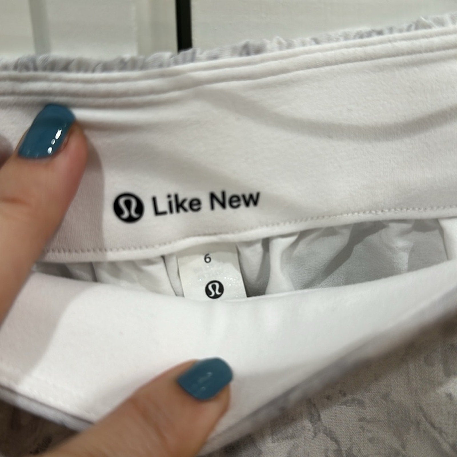 (2487) LULULEMON Flat-Front Relaxed Short 4.5" Sz 6