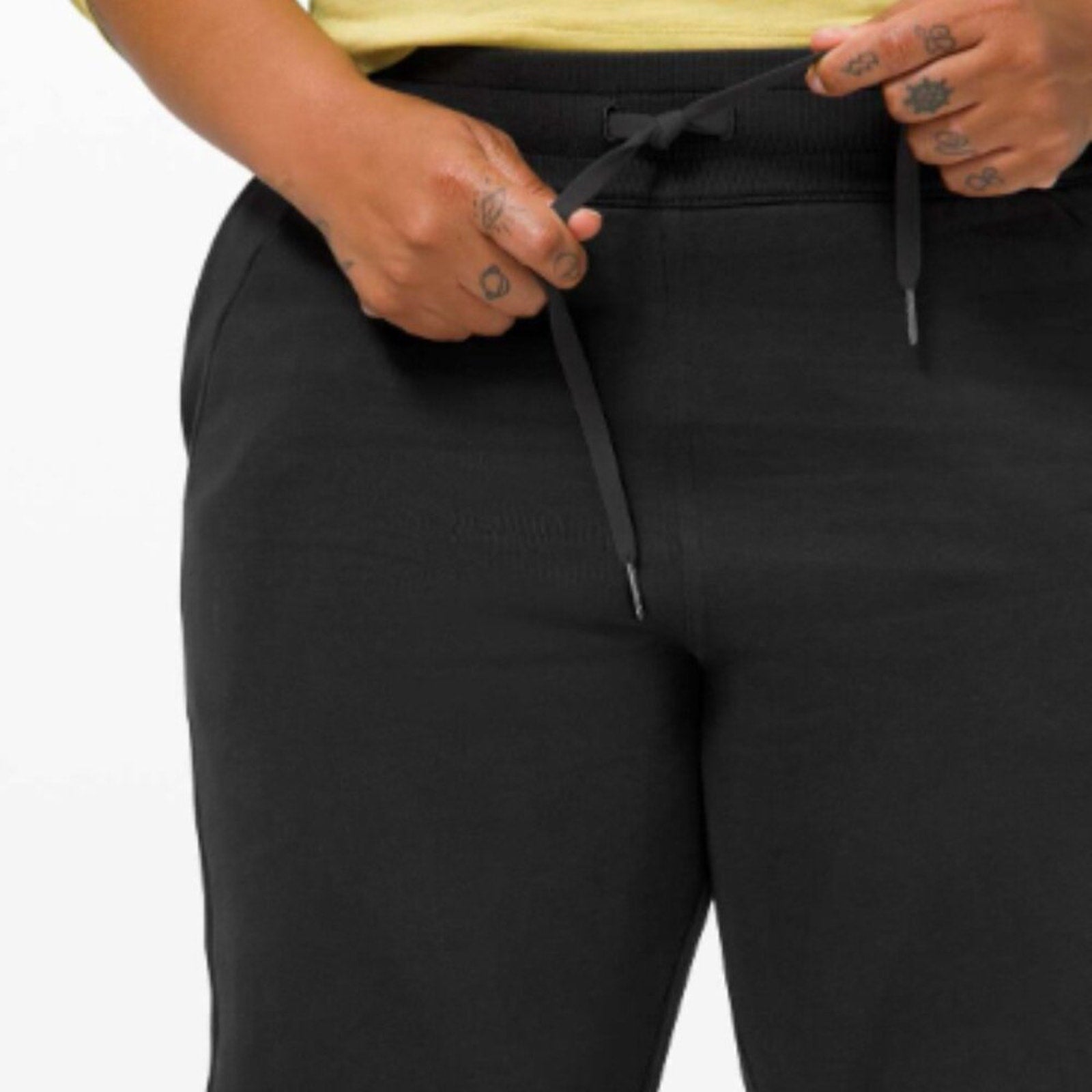 (6321) LULULEMON SCUBA JOGGERS in SZ 6 in BLACK