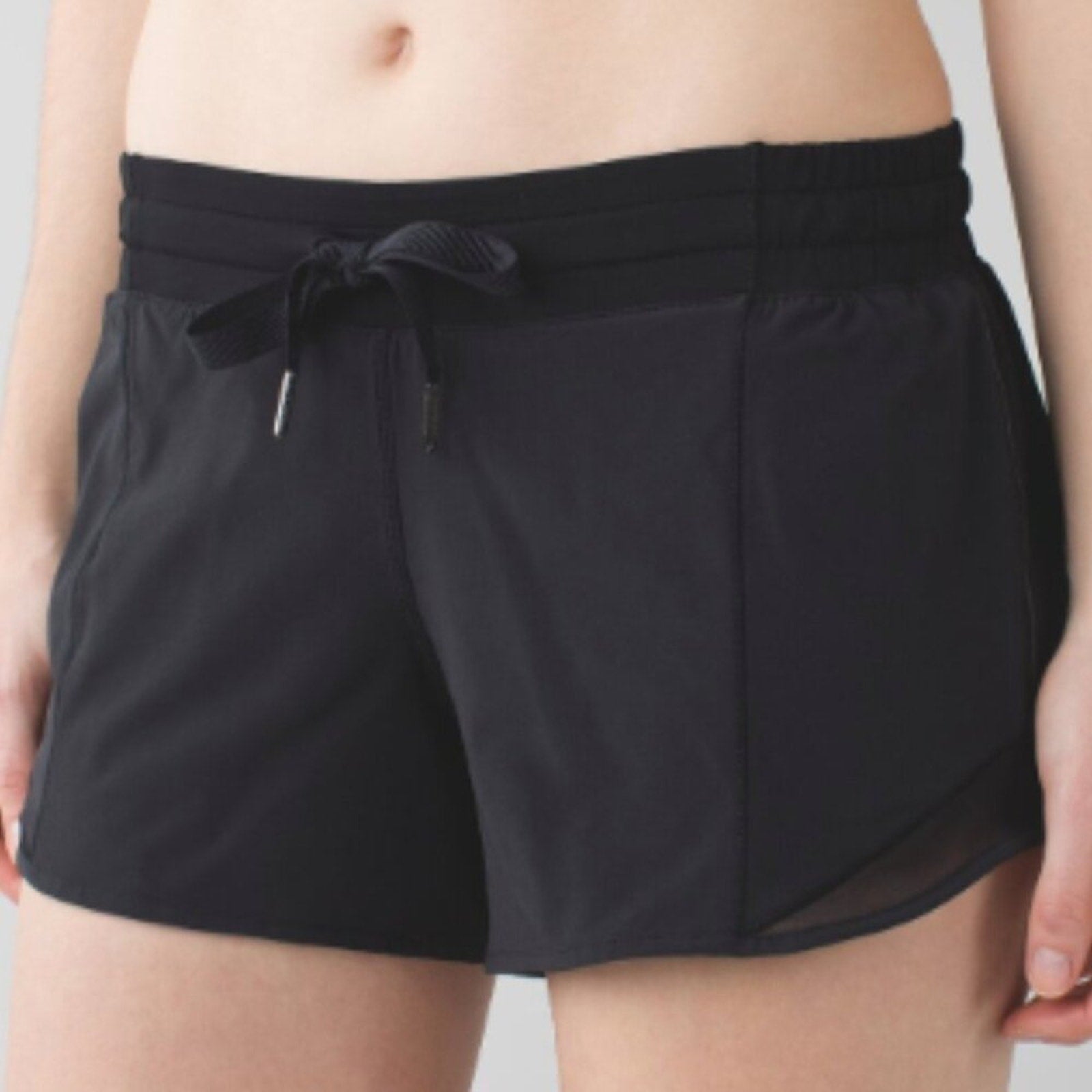 6293 LULULEMON Hotty Hot Short  2.5" in Sz 8 in Black *LOVED *GUC