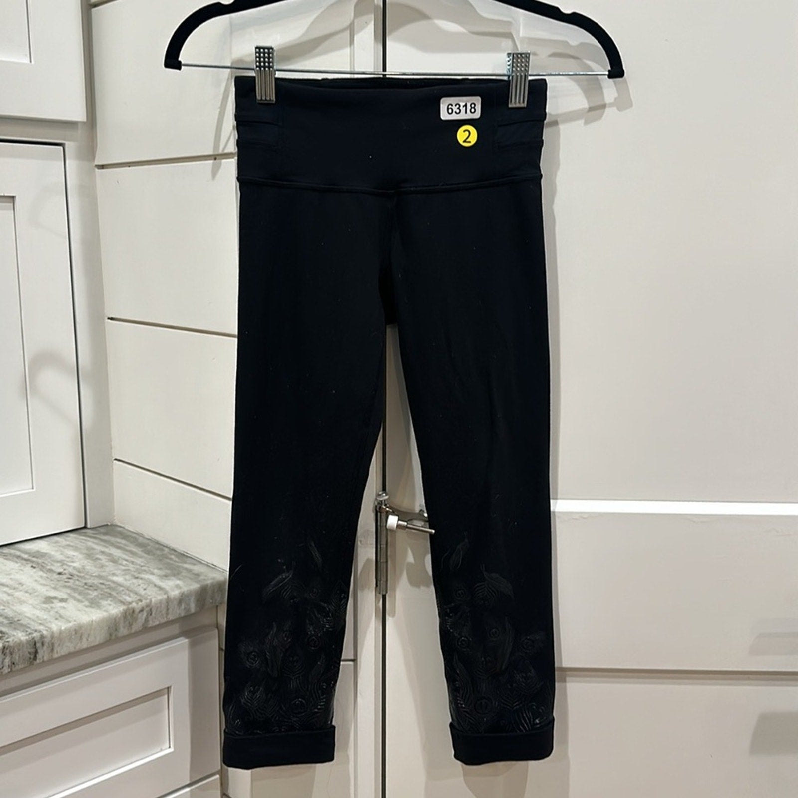 (6318) LULULEMON ACRO CROP SILICONE Sz 2 in Black