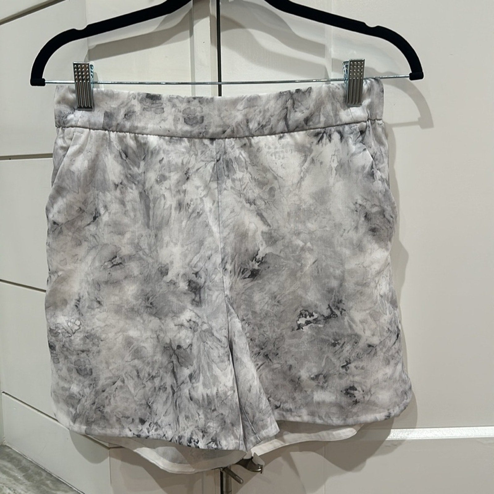 (2487) LULULEMON Flat-Front Relaxed Short 4.5" Sz 6