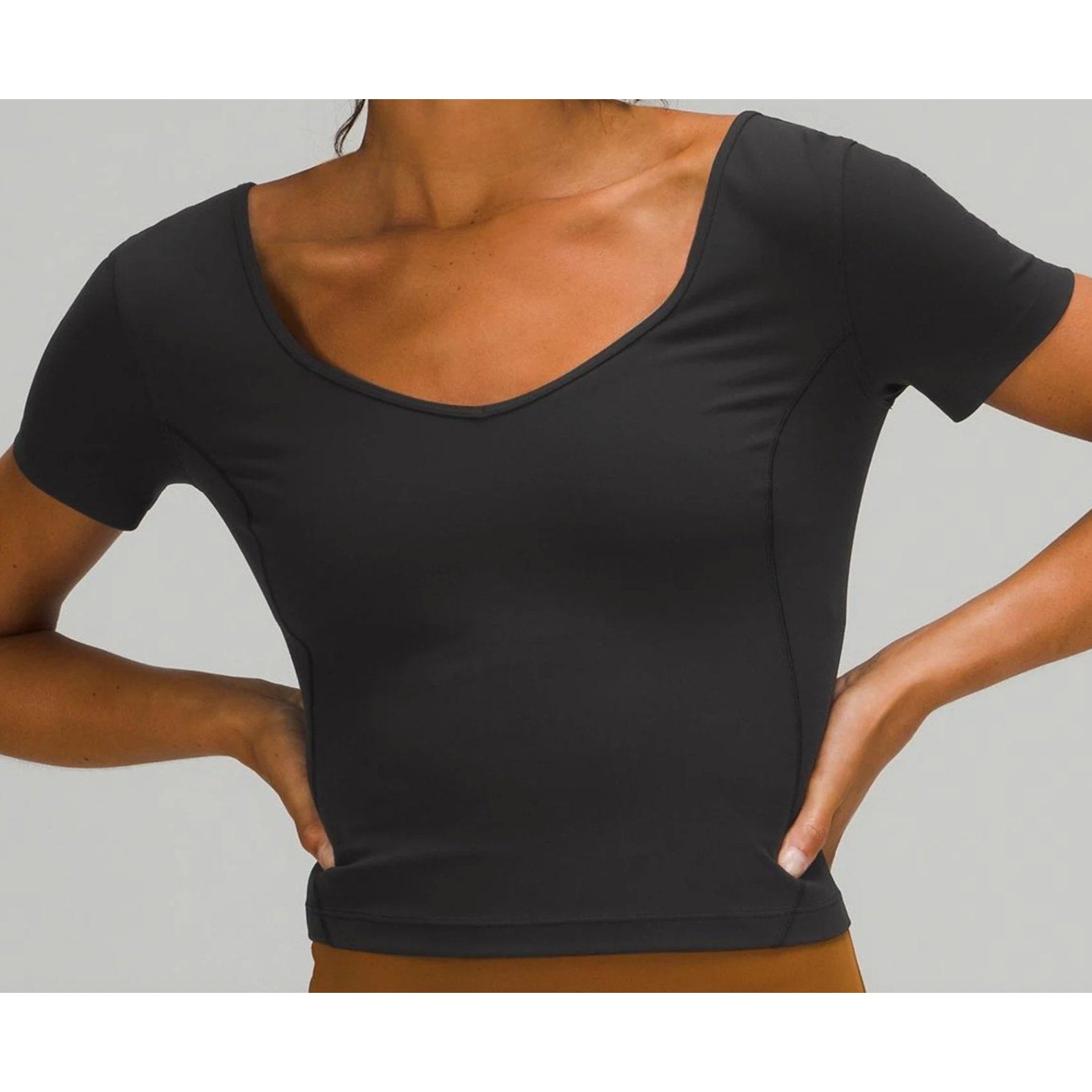 51 - LULULEMON ALIGN TEE in Black Sz 4