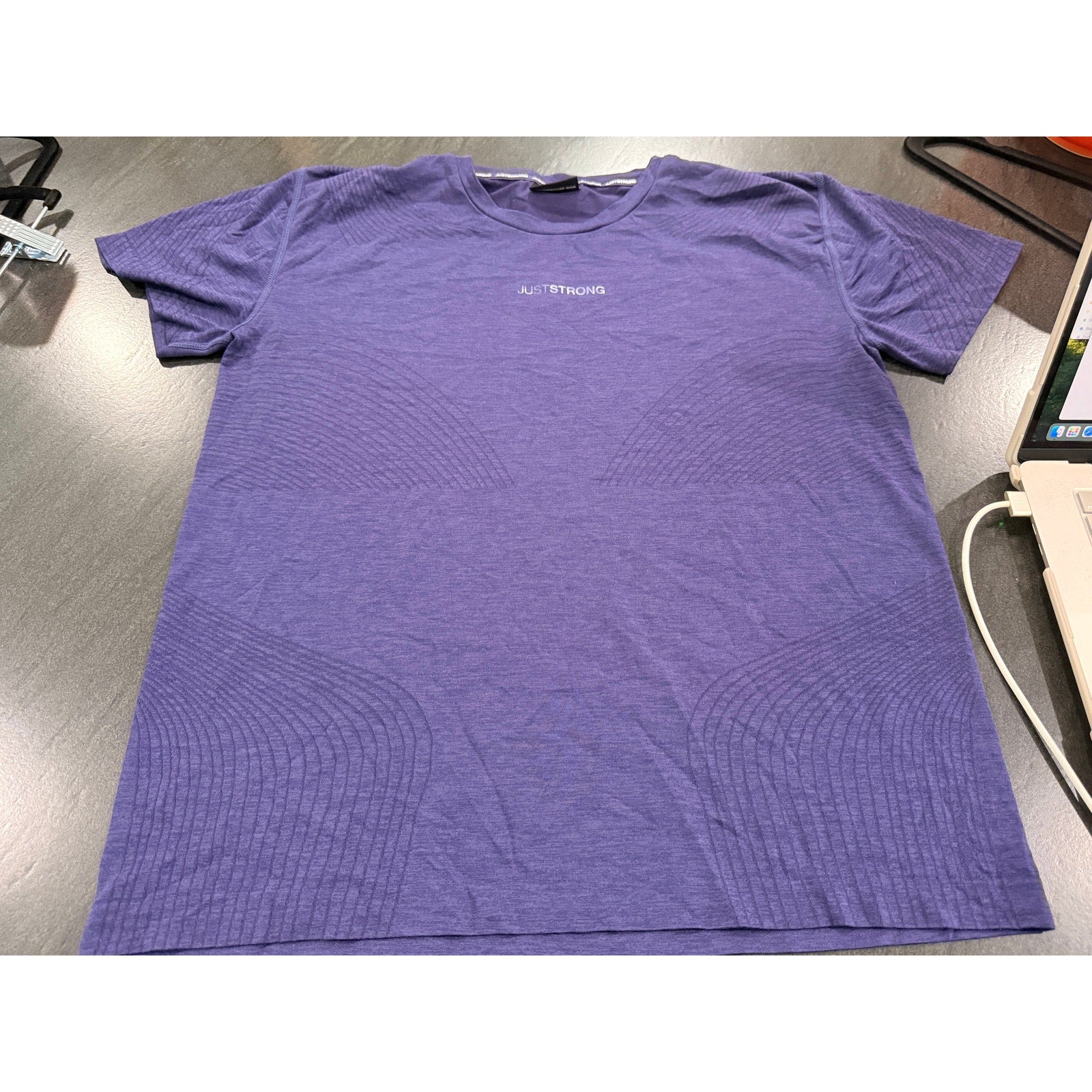 365 - JUST STRONG Laser Seamless Workout Tee in True Navy in Sz L
