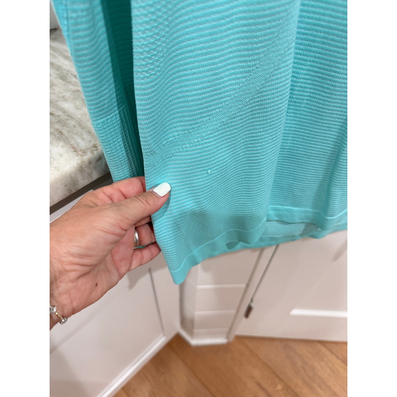 6940 - LULULEMON Swiftly Tech Long Sleeve Shirt in Menthol Sz 12 **
