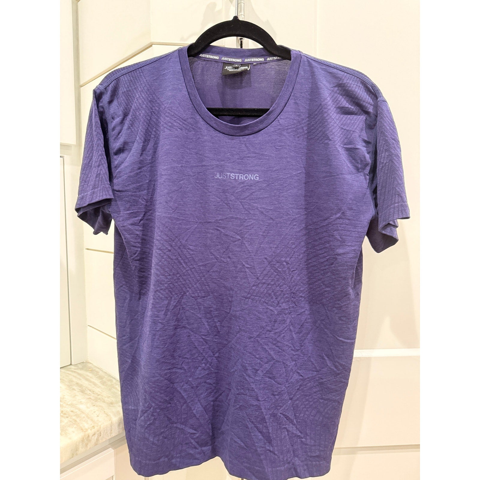 365 - JUST STRONG Laser Seamless Workout Tee in True Navy in Sz L