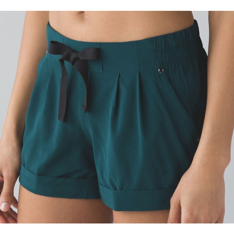 6452 LULULEMON Spring Break Away Short in Maroom Sz 8