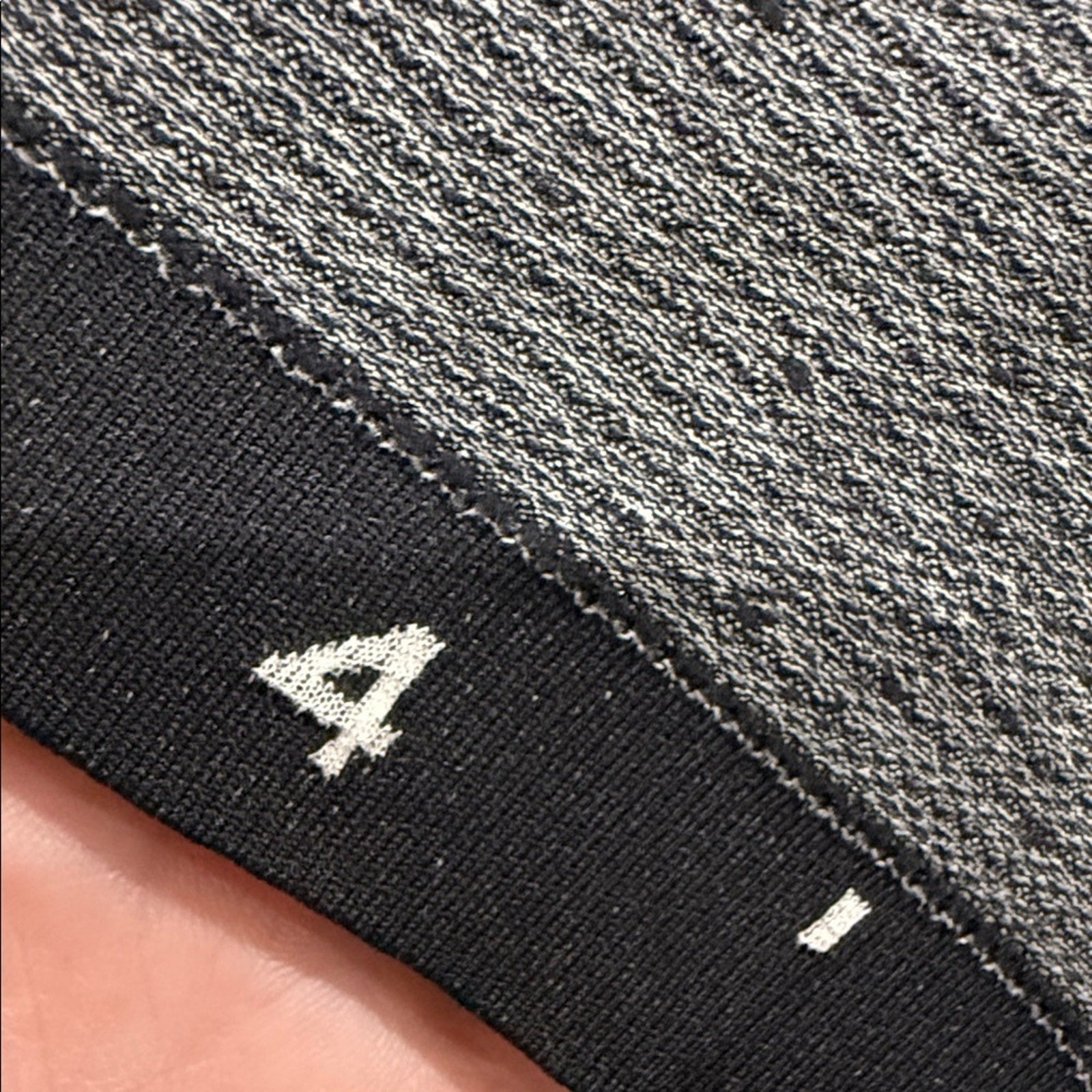 189 Lululemon Swiftly Tech Short Sleeve Crew Black/White Size 4