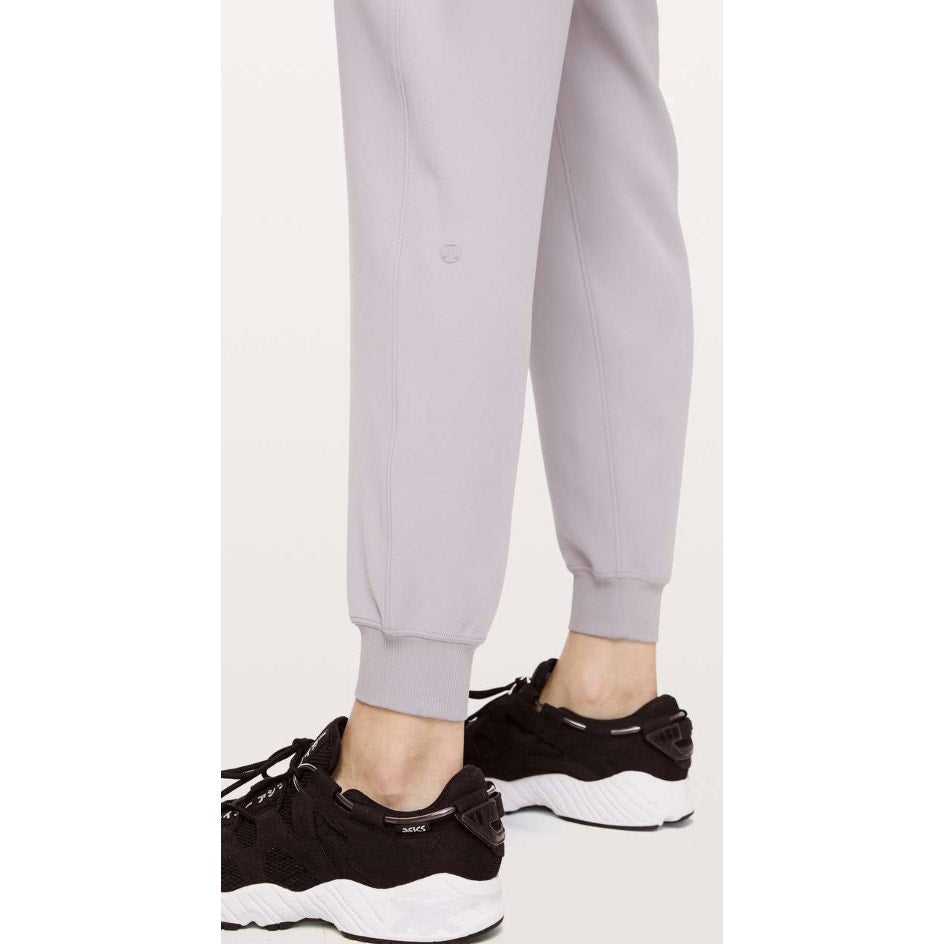 453 - LULULEMON On The Fly Jogger in Silverscreen Sz 6