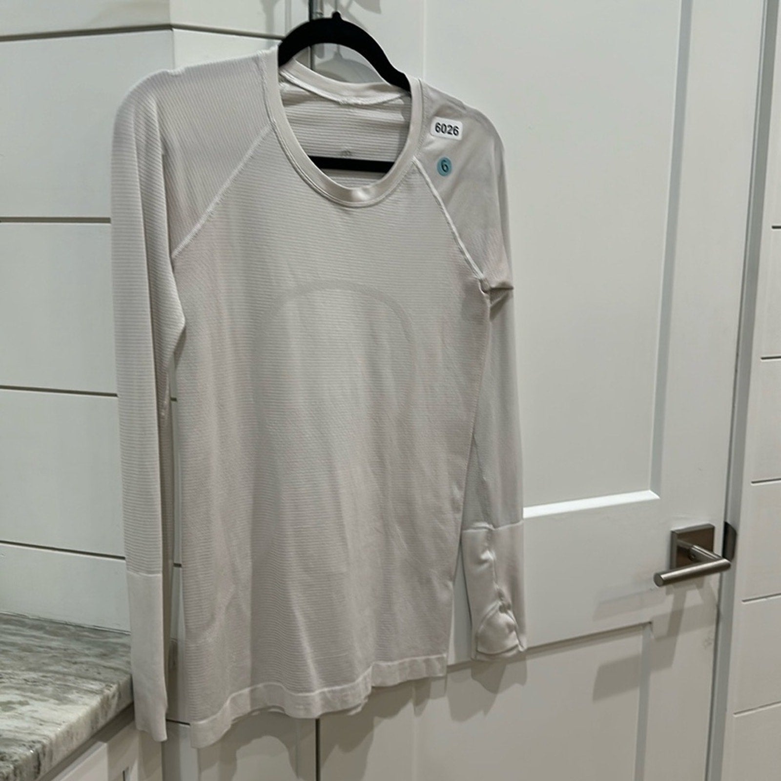 (6026)  🍋 LULULEMON RUN: Swiftly Tech Long Sleeve Crew Sz 6 WHITE VGUC