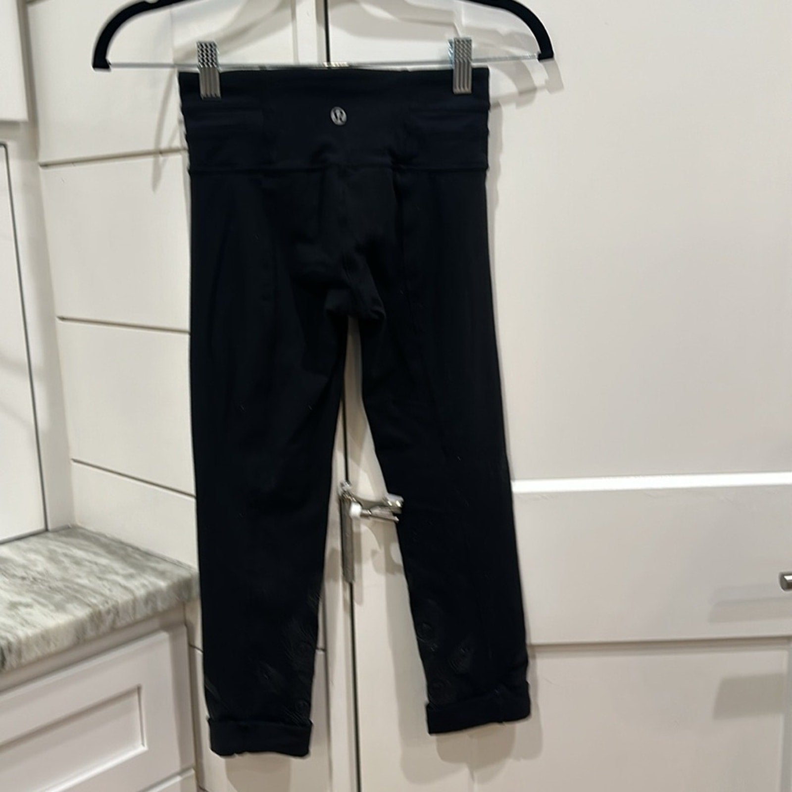 (6318) LULULEMON ACRO CROP SILICONE Sz 2 in Black