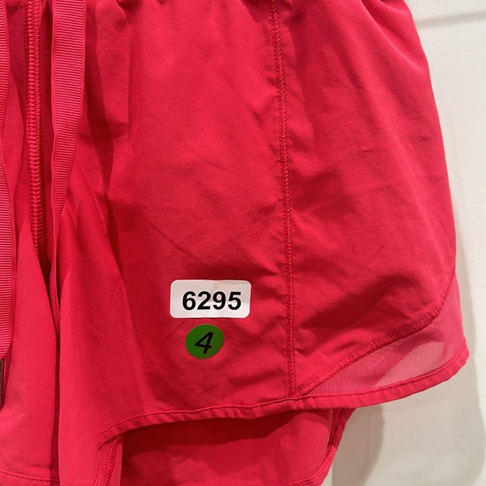 (6295) LULULEMON Hotty Hot Short  4" in Sz 4 in BOOM JUICE *LOVED *GUC