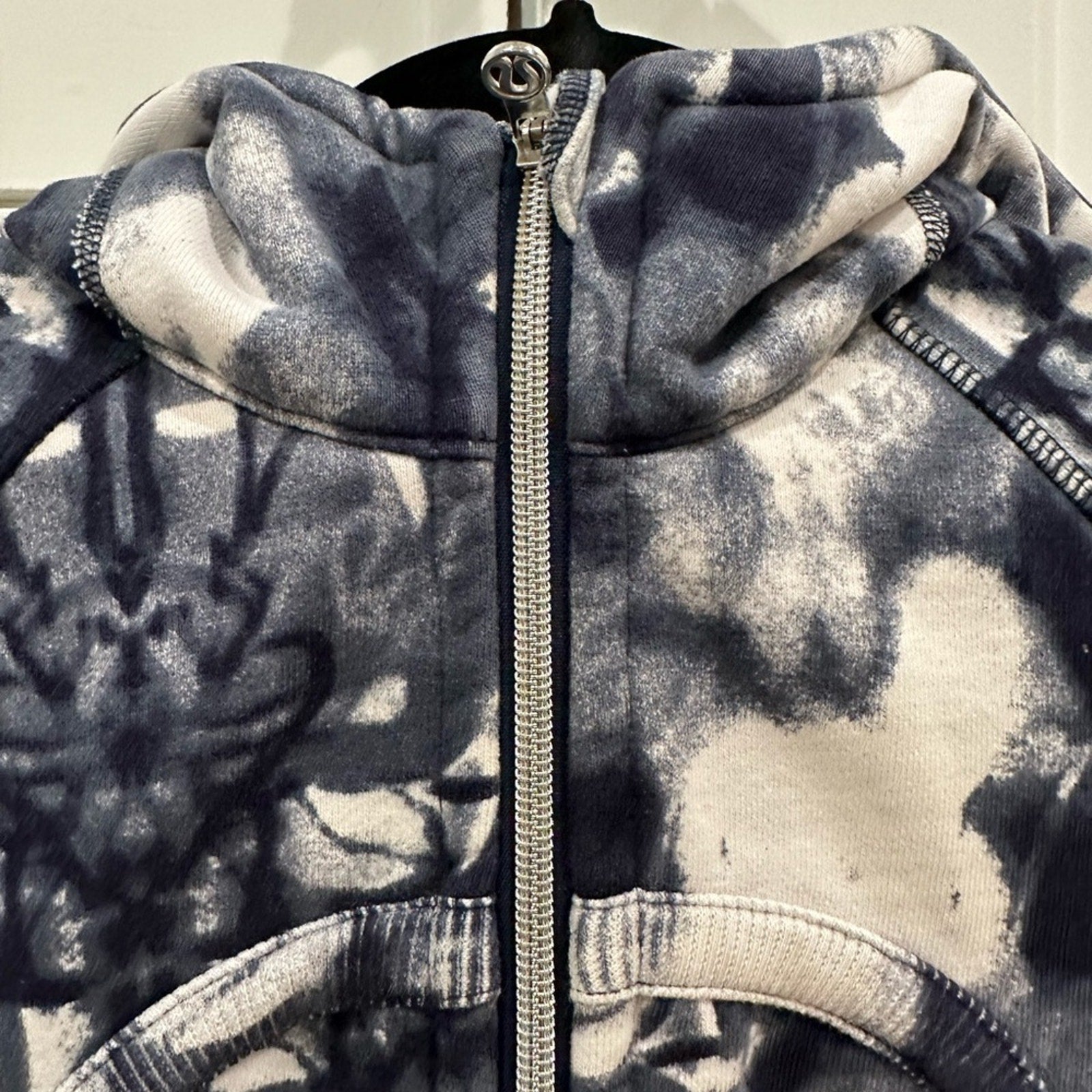 (2354) LULULEMON Scuba Hoodie *Print in Sz 4