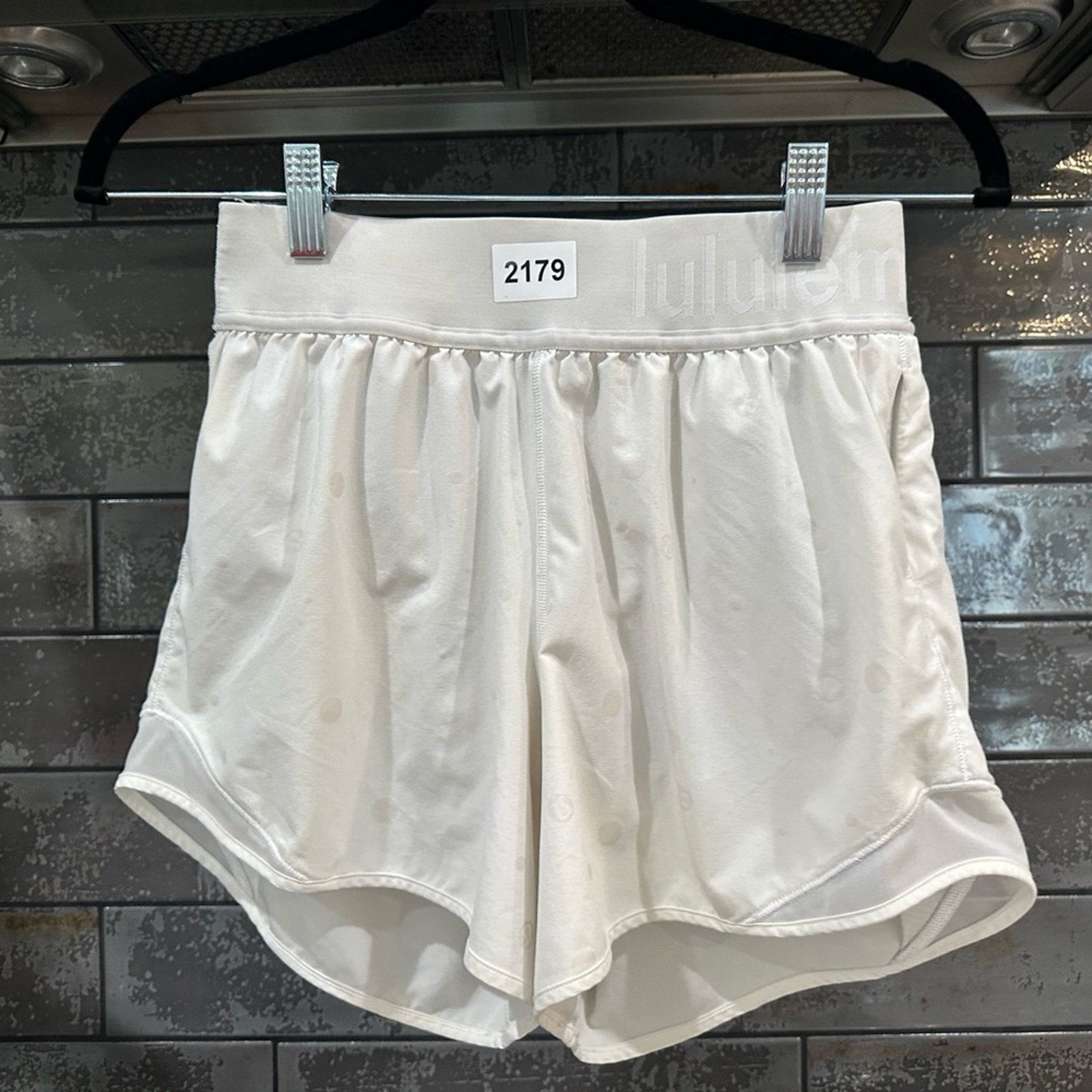2179 LULULEMON Hotty Hot 4" Foil Logo Sz 4 **LOVED**RARE