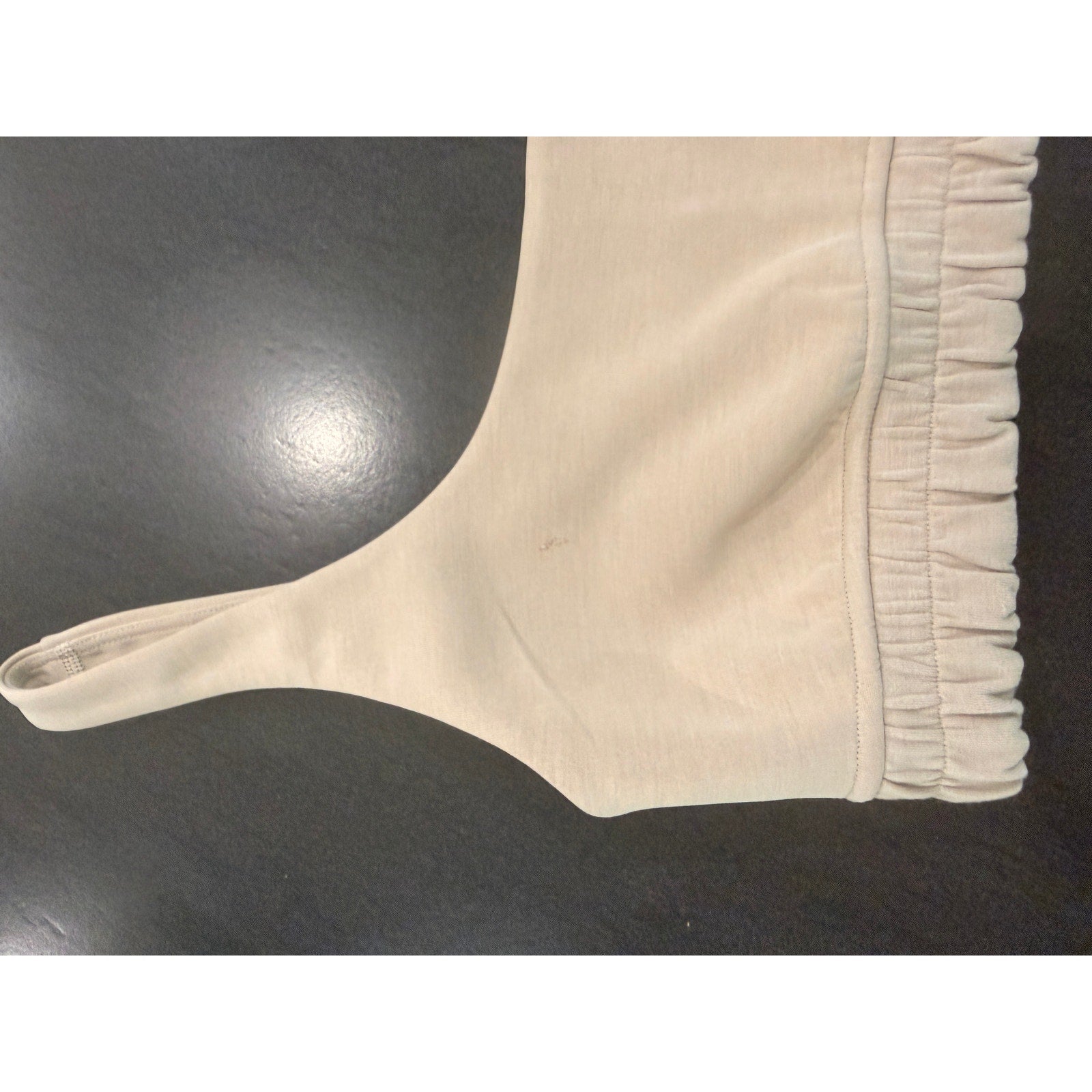 6432- Lululemon Softstreme Scoop-Neck Bra Sz 6 **FLAW on front