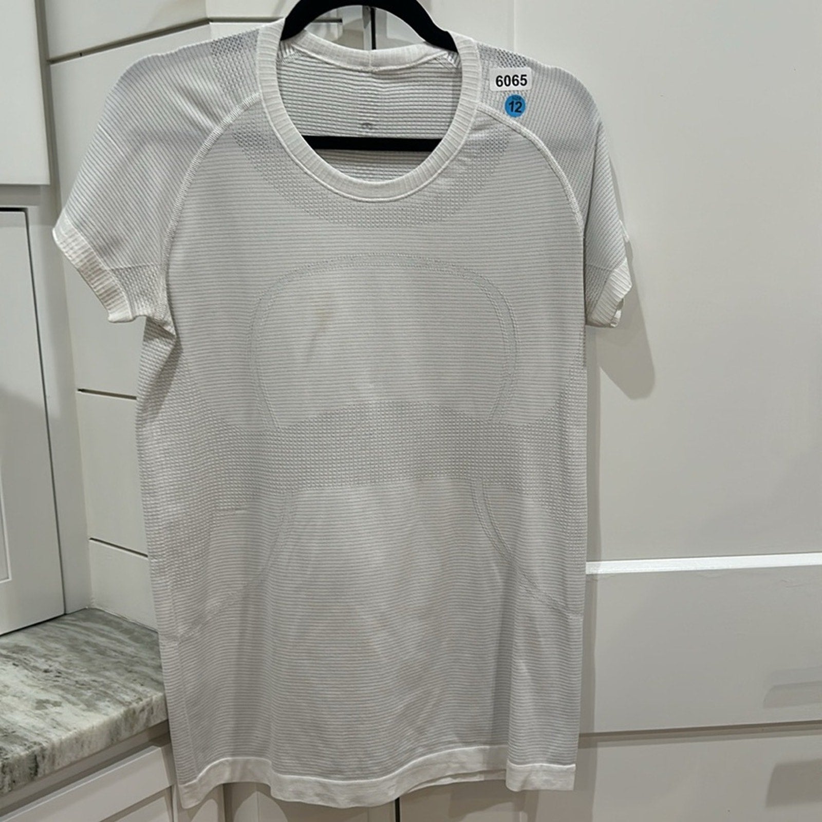 6065 - LULULEMON RUN: Swiftly Tech Short Sleeve Crew Sz 12 **FLAW