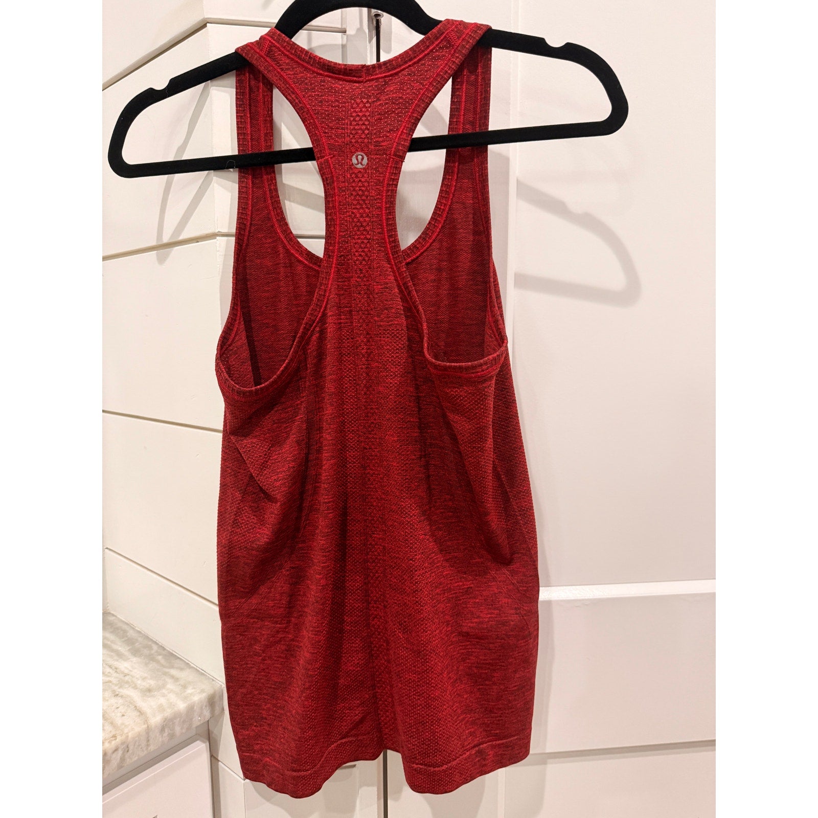 0202  🍋 LULULEMON RUN: Swiftly Tech Racerback in lack / True Red Sz 6