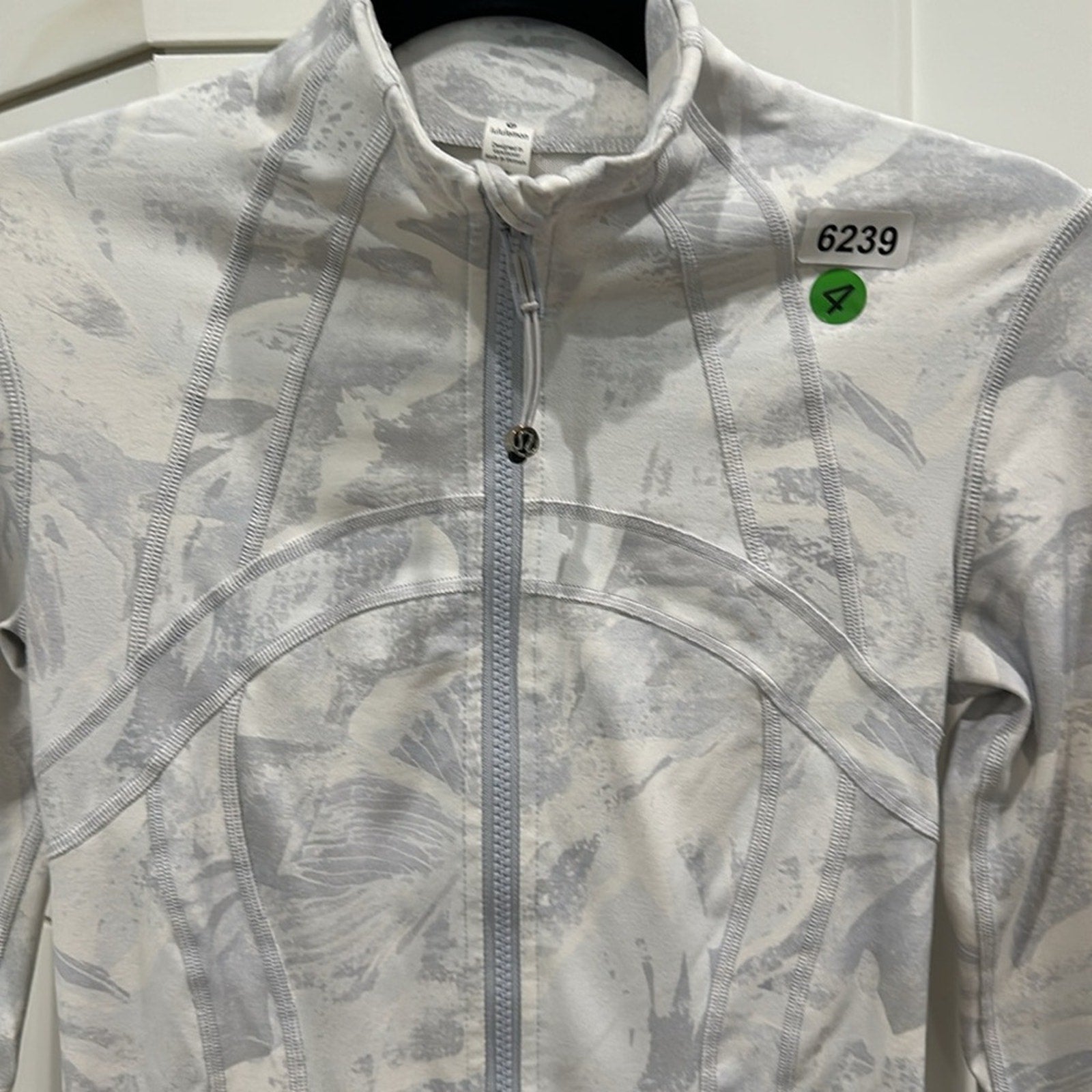 (6239) LULULEMON Define Jacket Sz 4 *EUC
