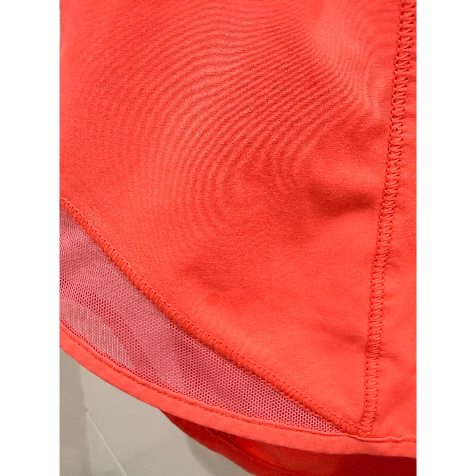 435 - Lululemon Hotty Hot Short II *Long 4" in Grapefruit Sz 4 *Spots