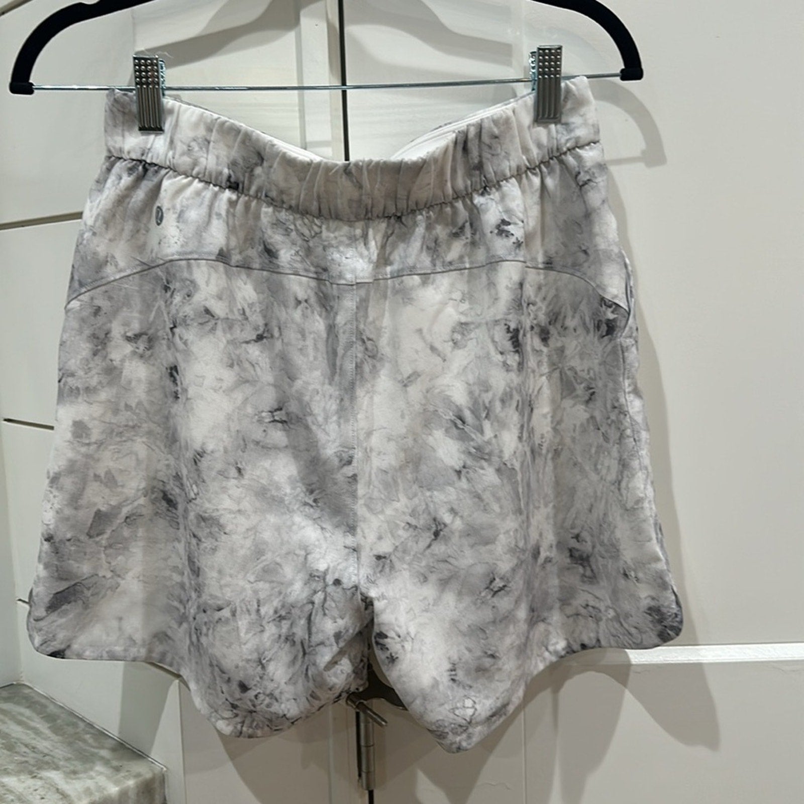 (2487) LULULEMON Flat-Front Relaxed Short 4.5" Sz 6