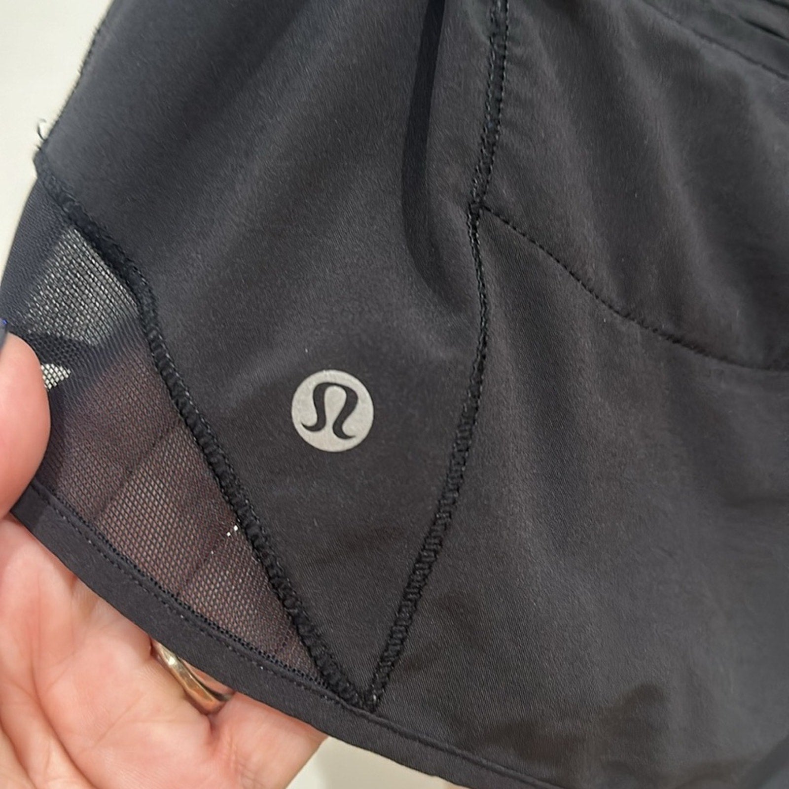 6293 LULULEMON Hotty Hot Short  2.5" in Sz 8 in Black *LOVED *GUC