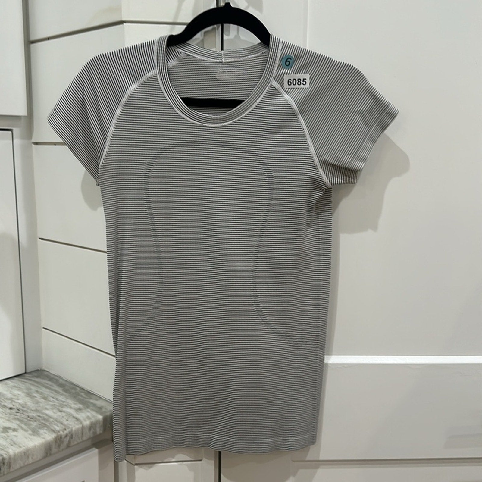6085 - LULULEMON RUN: Swiftly Tech Short Sleeve Crew Sz 6 **LOVED