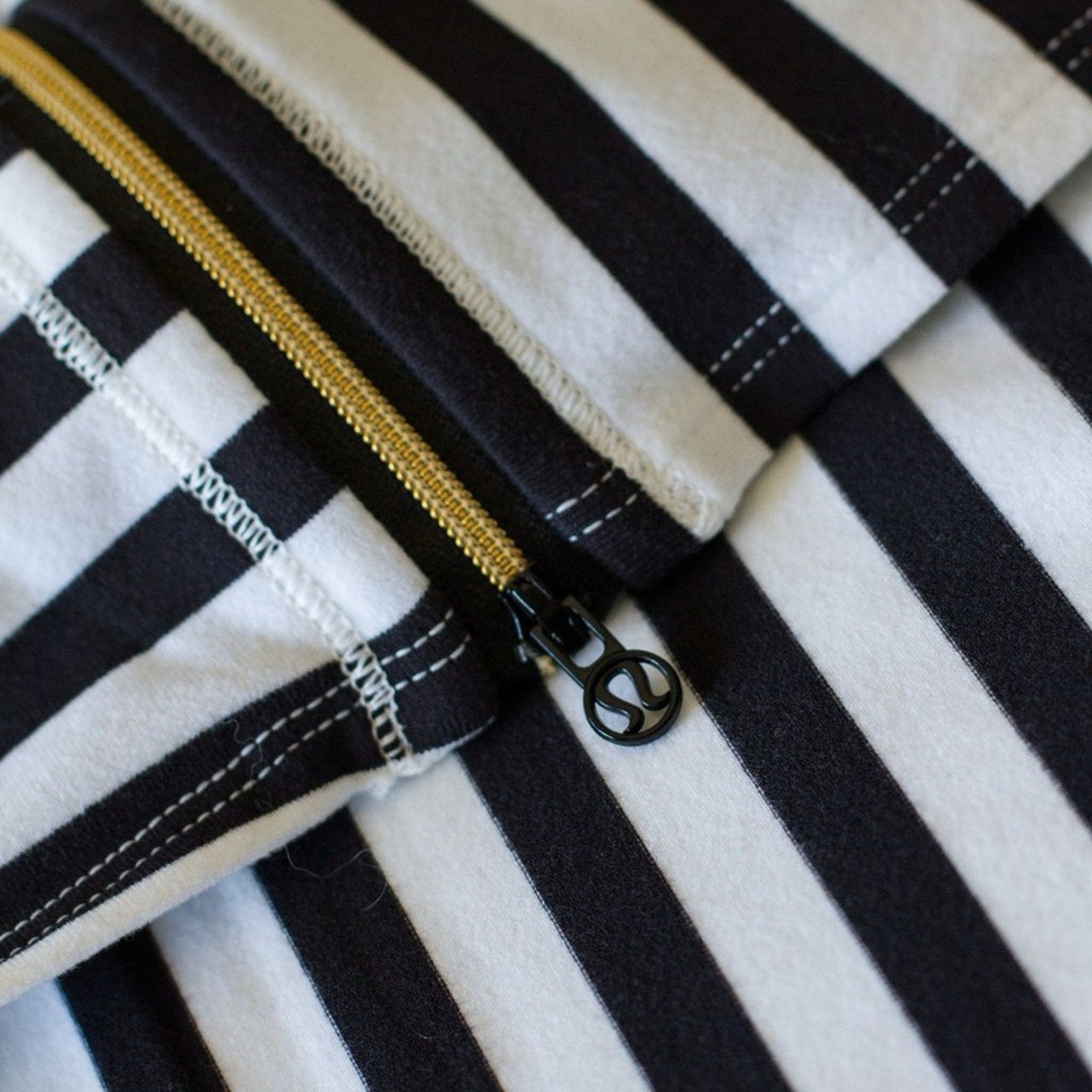 419 - LULULEMON Vinyasa Scarf *Zips Apex Stripe Black White OS