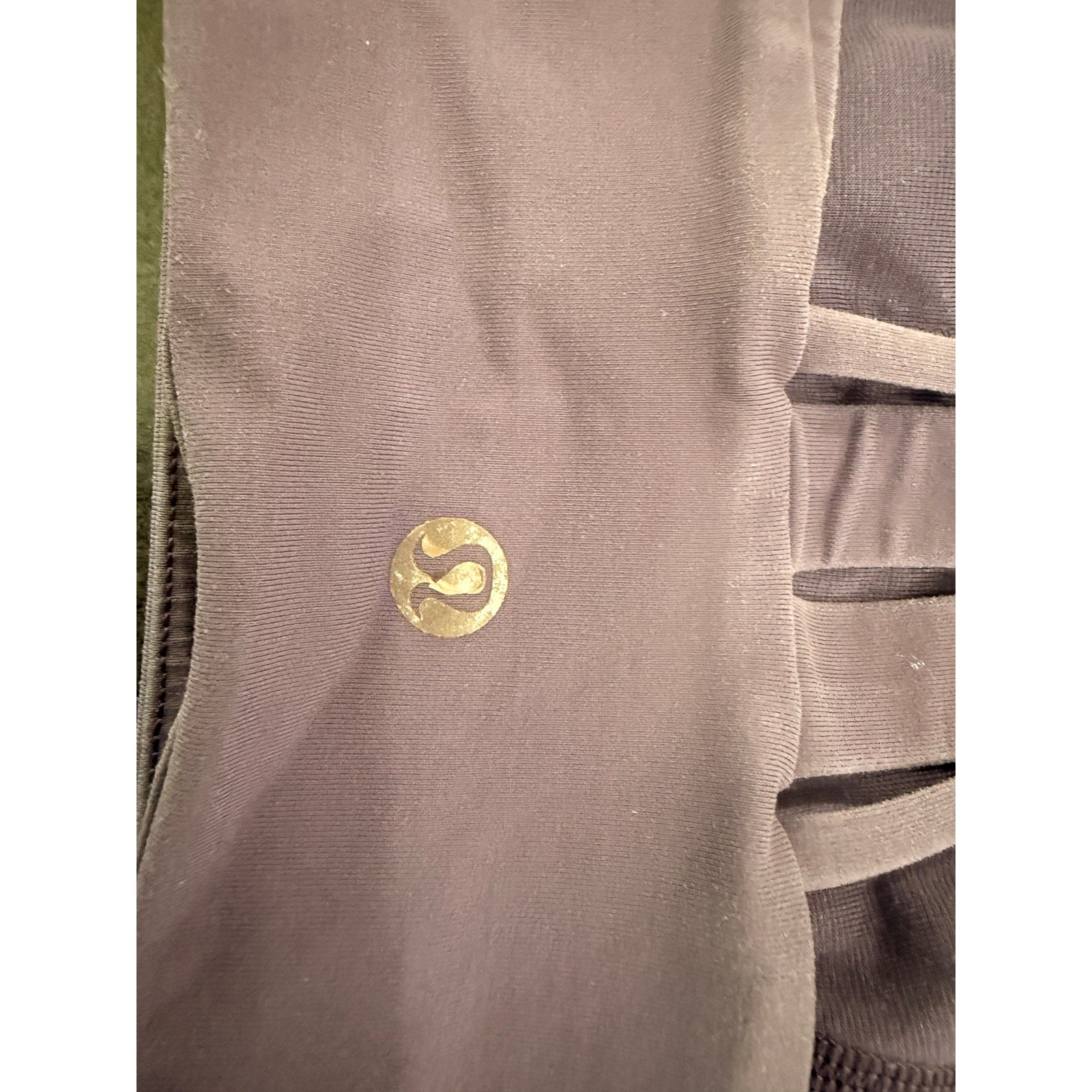 6747 - Lululemon Pushing Limits Bra *Light Support in Cyber Sz 12 **LOGO FADE