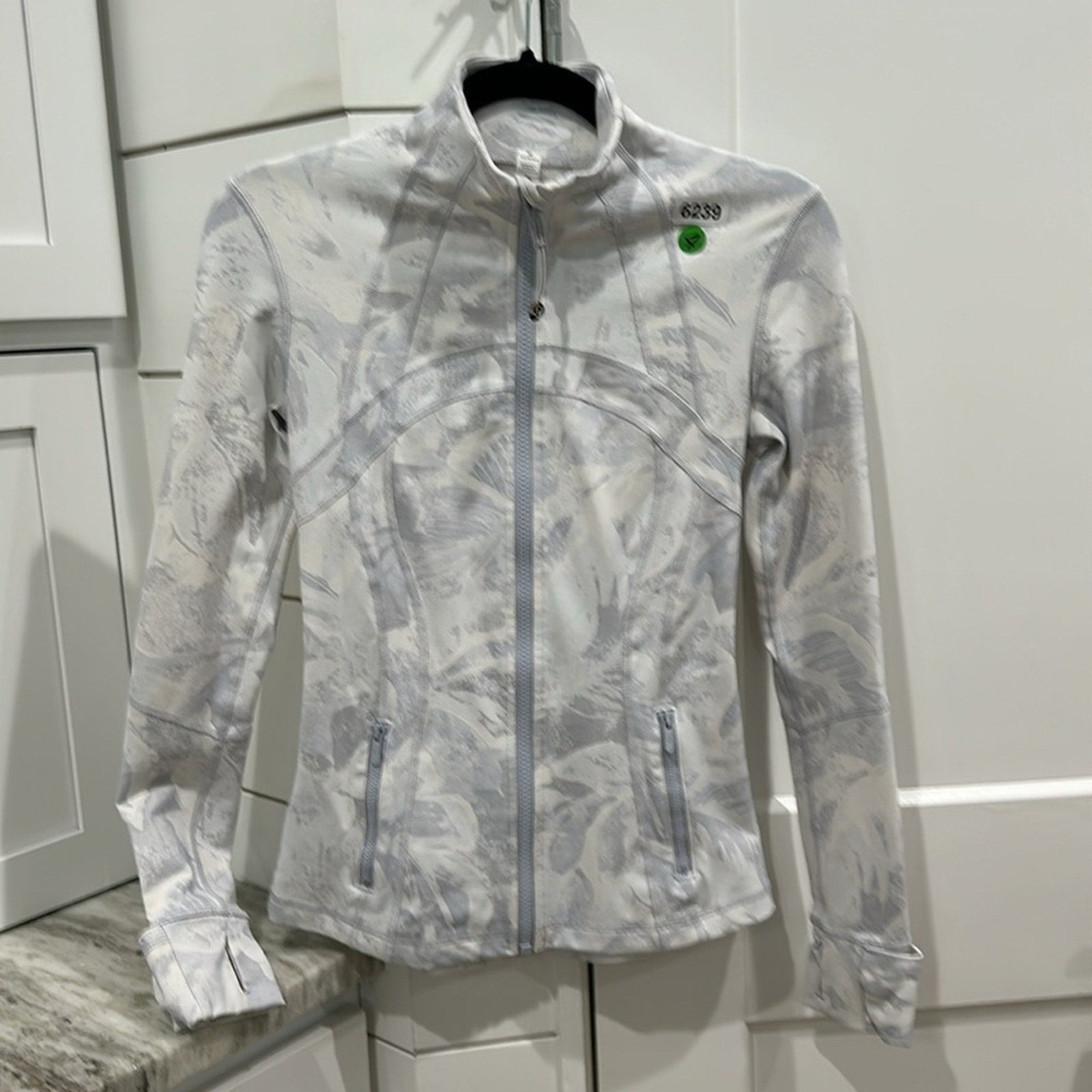 (6239) LULULEMON Define Jacket Sz 4 *EUC