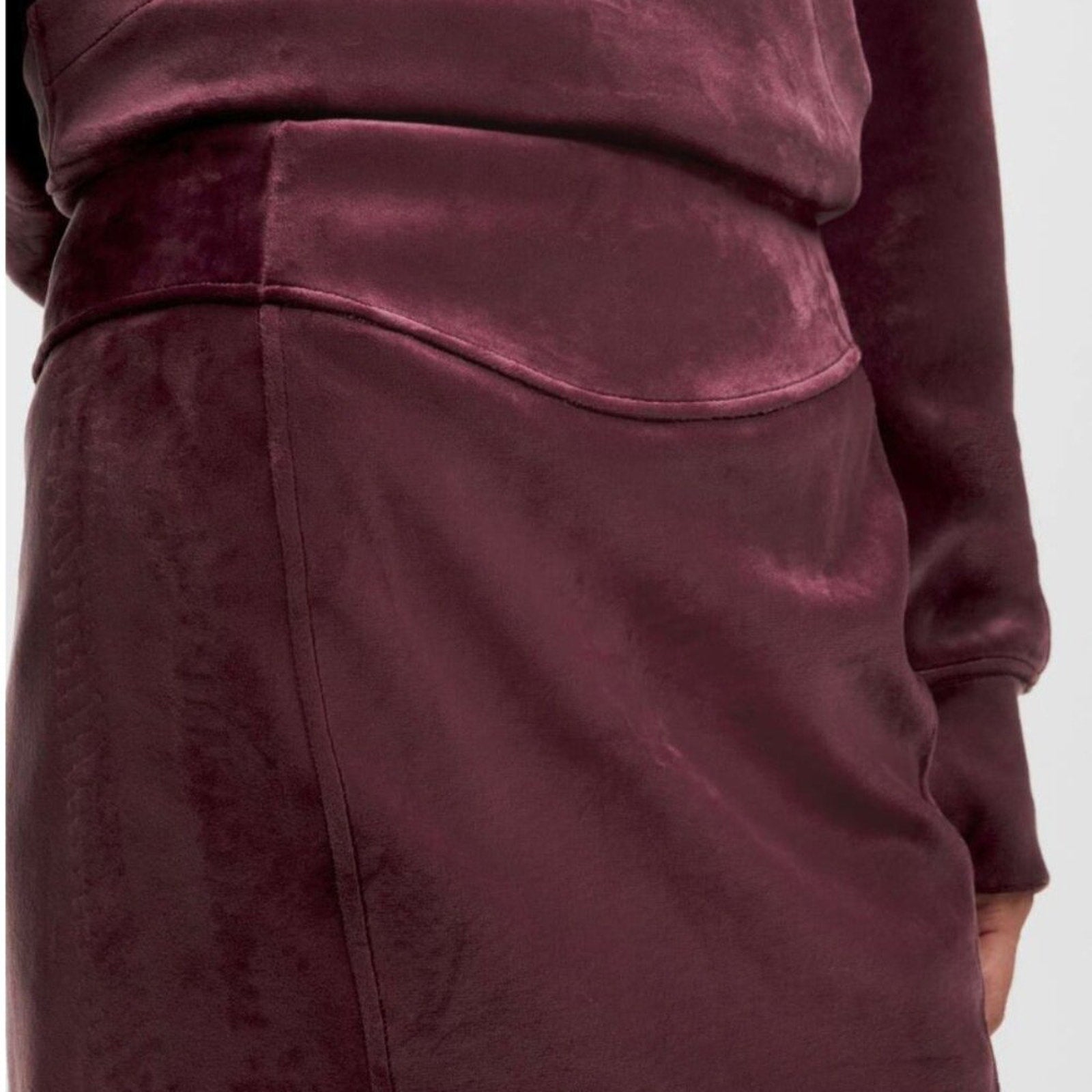 (6880) LLL NWT SCUBA HR MINI Skirt in Velvet $88 in GARNET Sz M